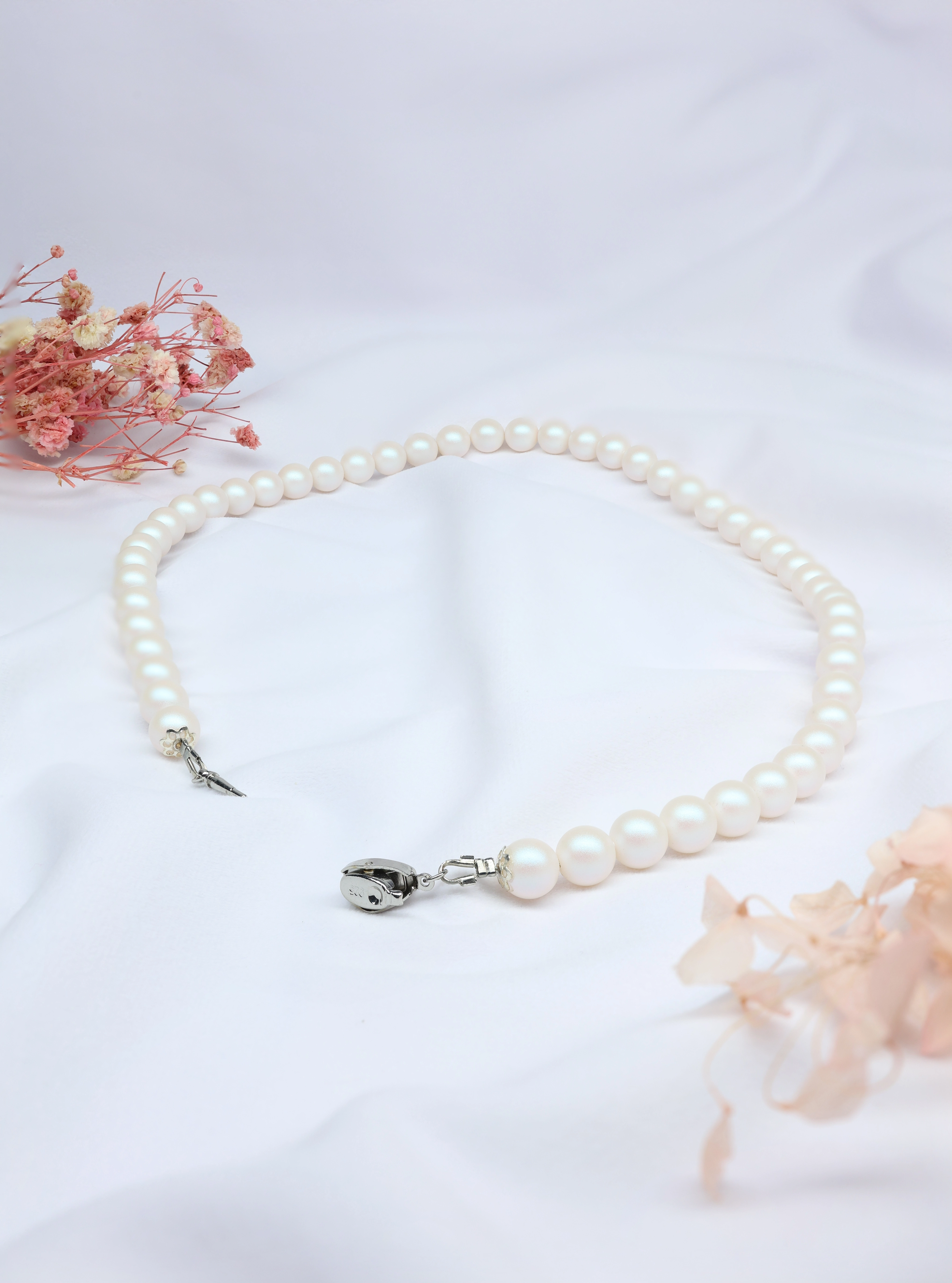 Elegant European Pearlescent White Pearl Necklace