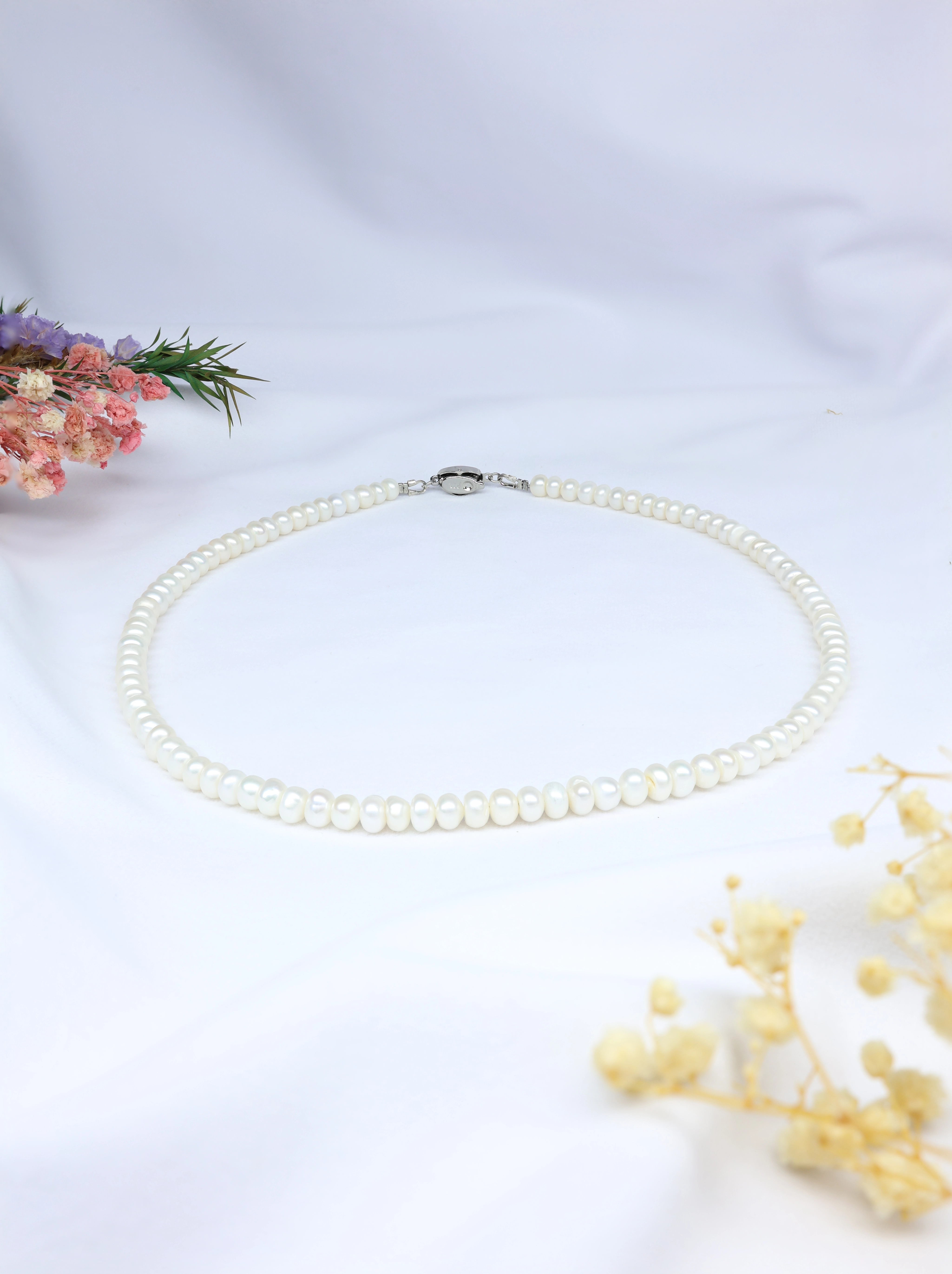 Button Pearl Necklace (White)