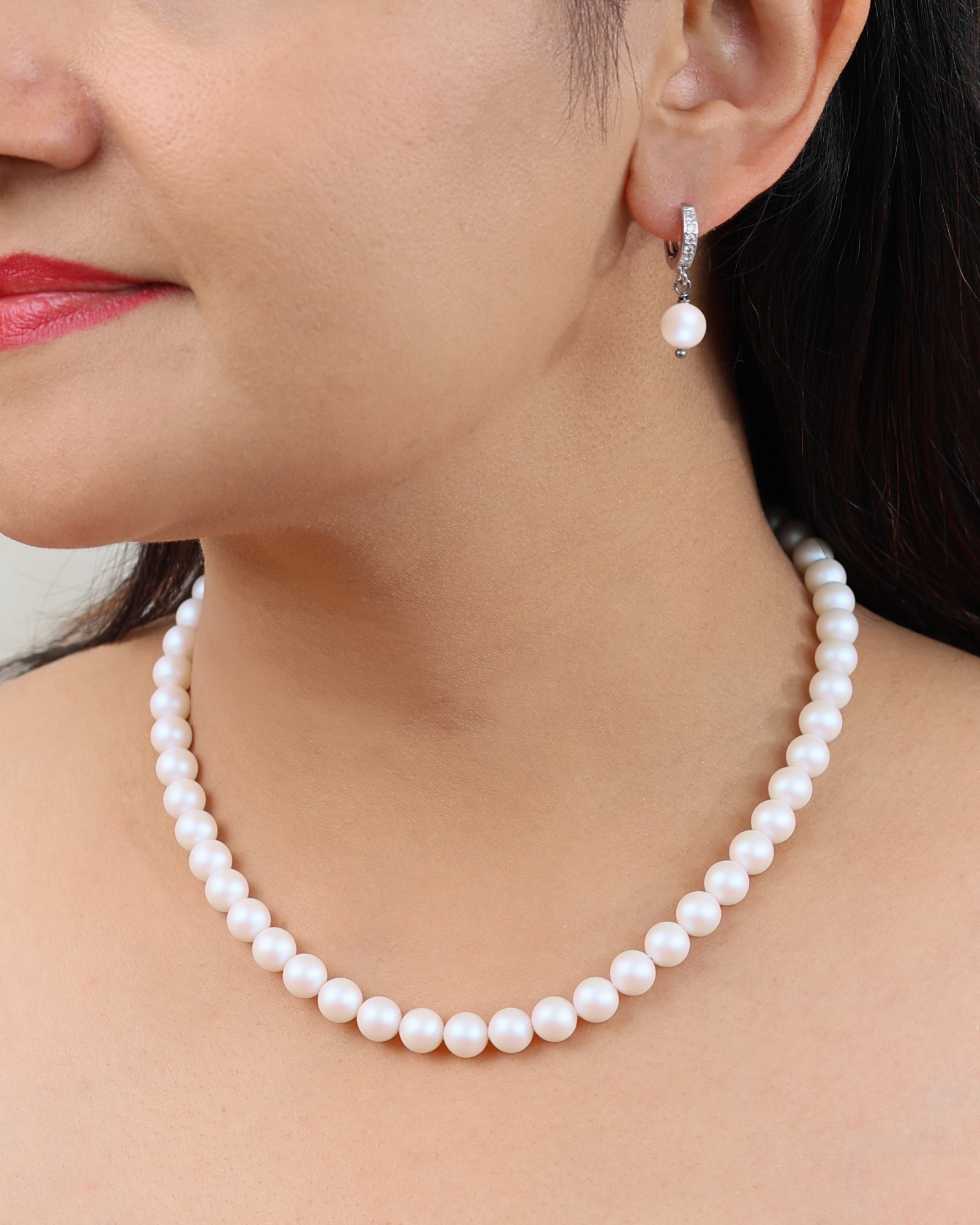 Elegant European Pearlescent White Pearl Necklace