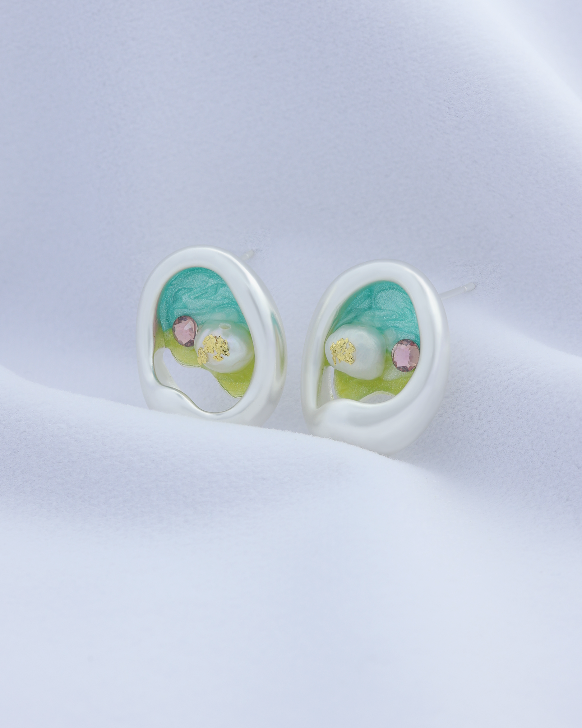 Broken Beach Pearl Ear Stud (Silver)