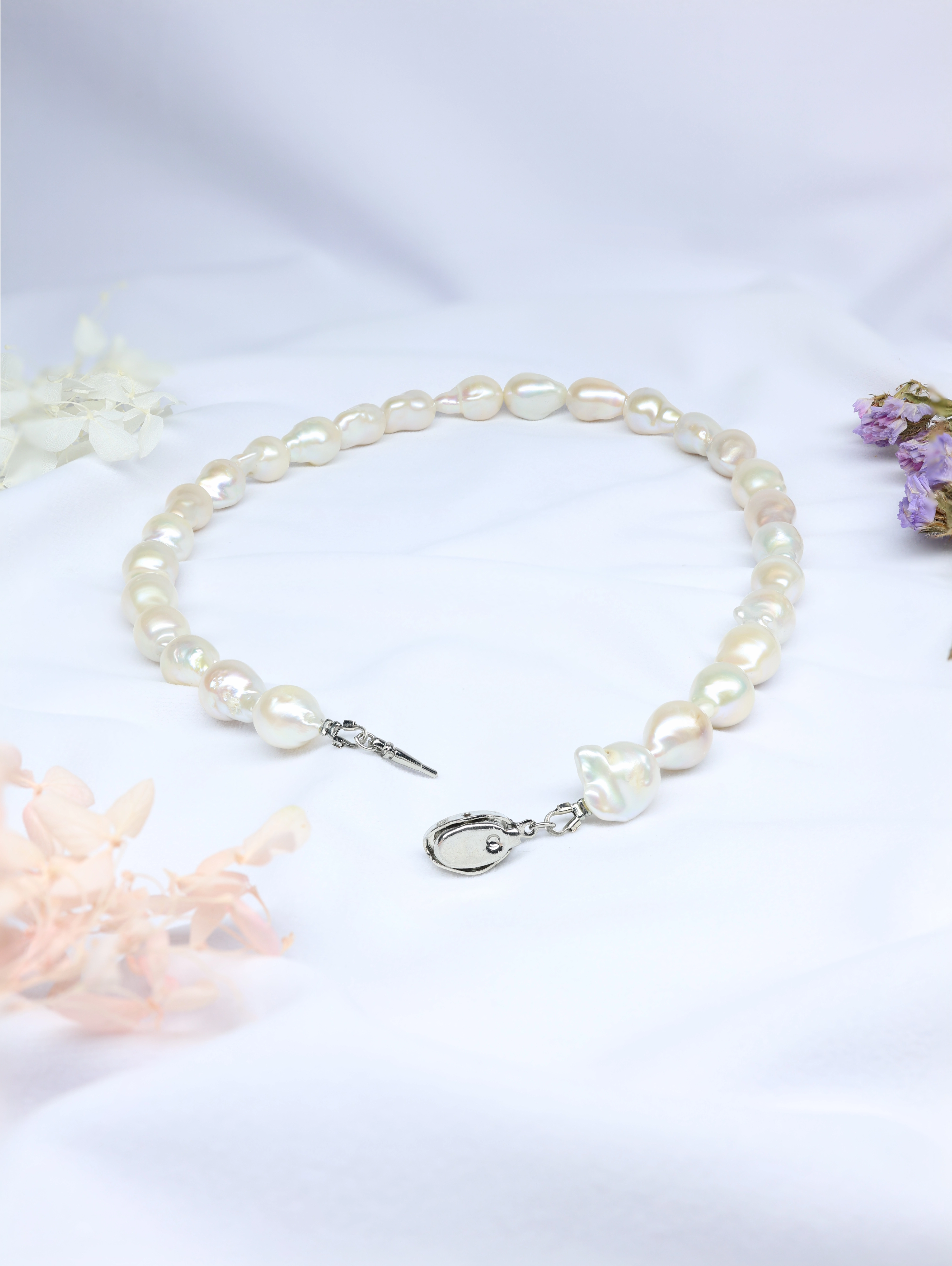 Baroque Pearls Necklace (Pearl White)