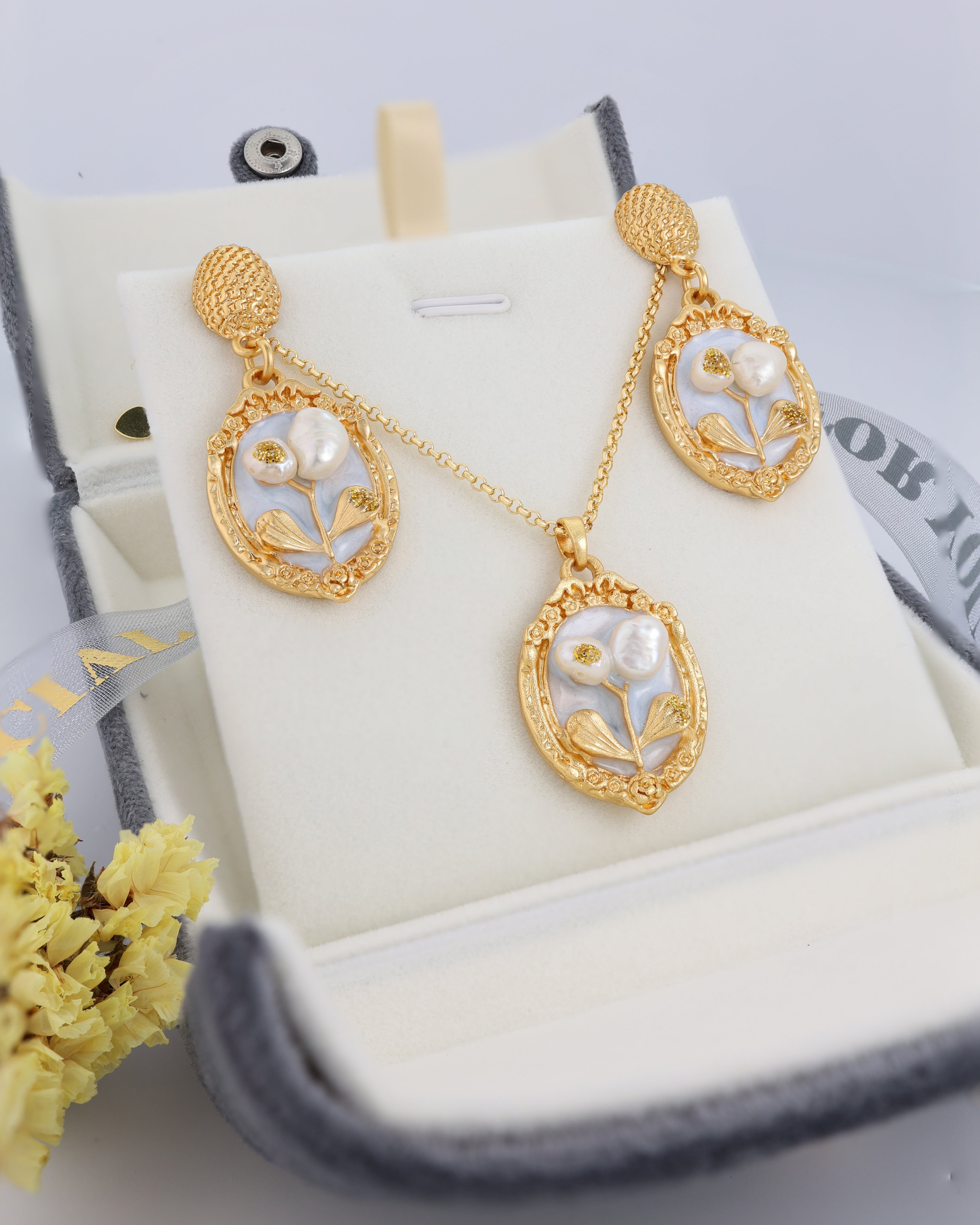 Renaissance White Pendant Set