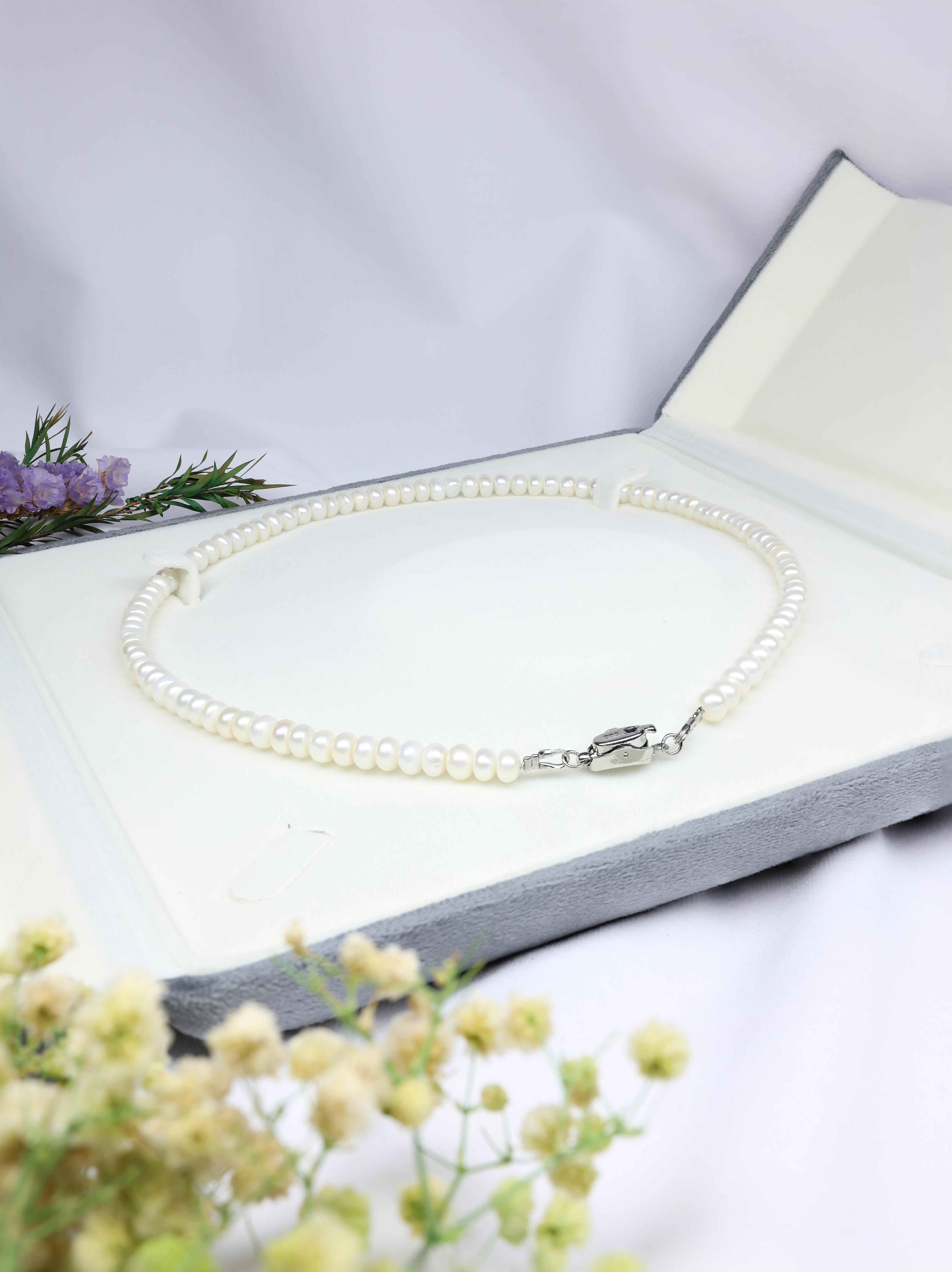 Button Pearl Necklace (White)