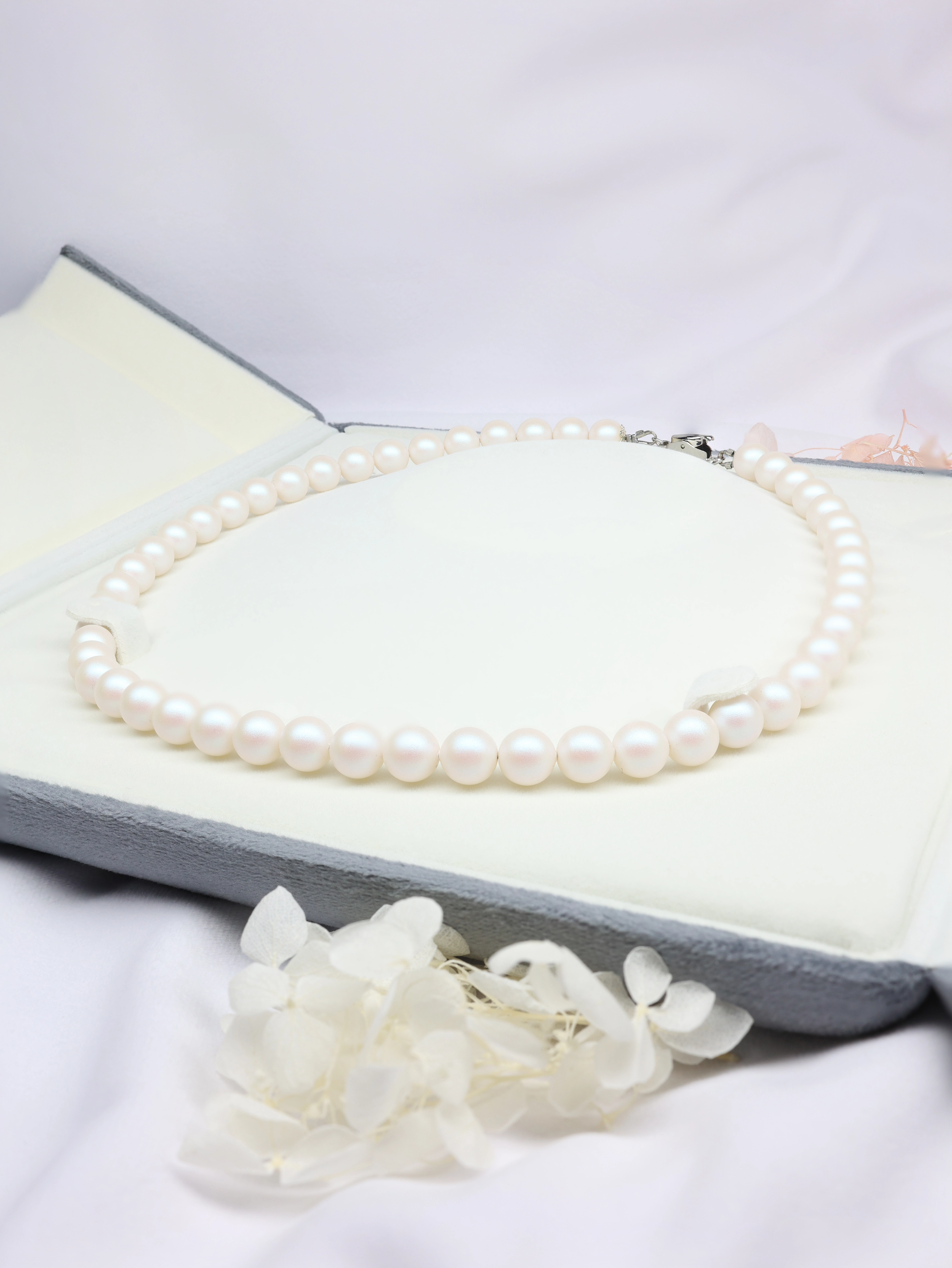 Elegant European Pearlescent White Pearl Necklace