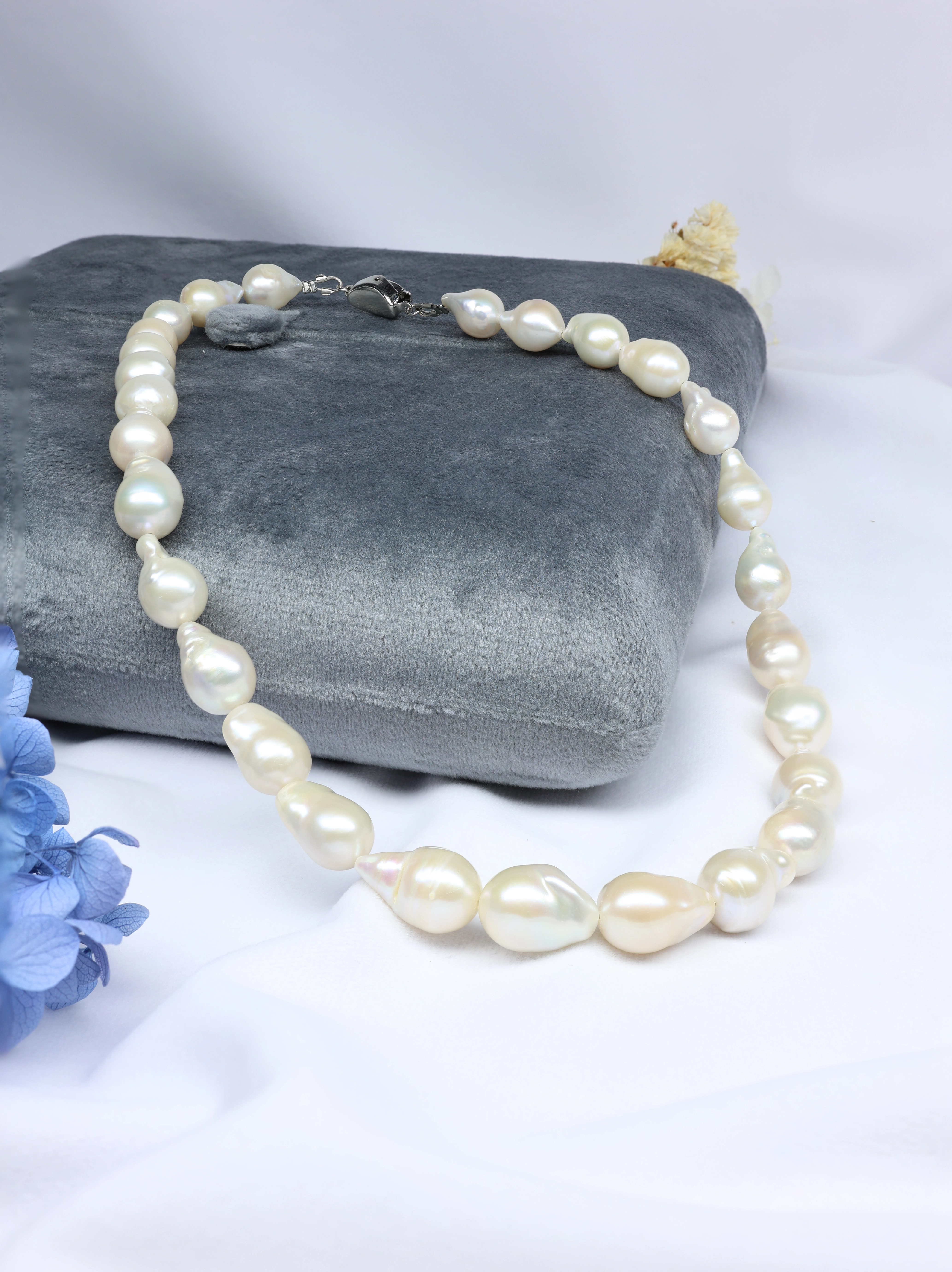 Baroque Pearls Necklace (Pearl White)