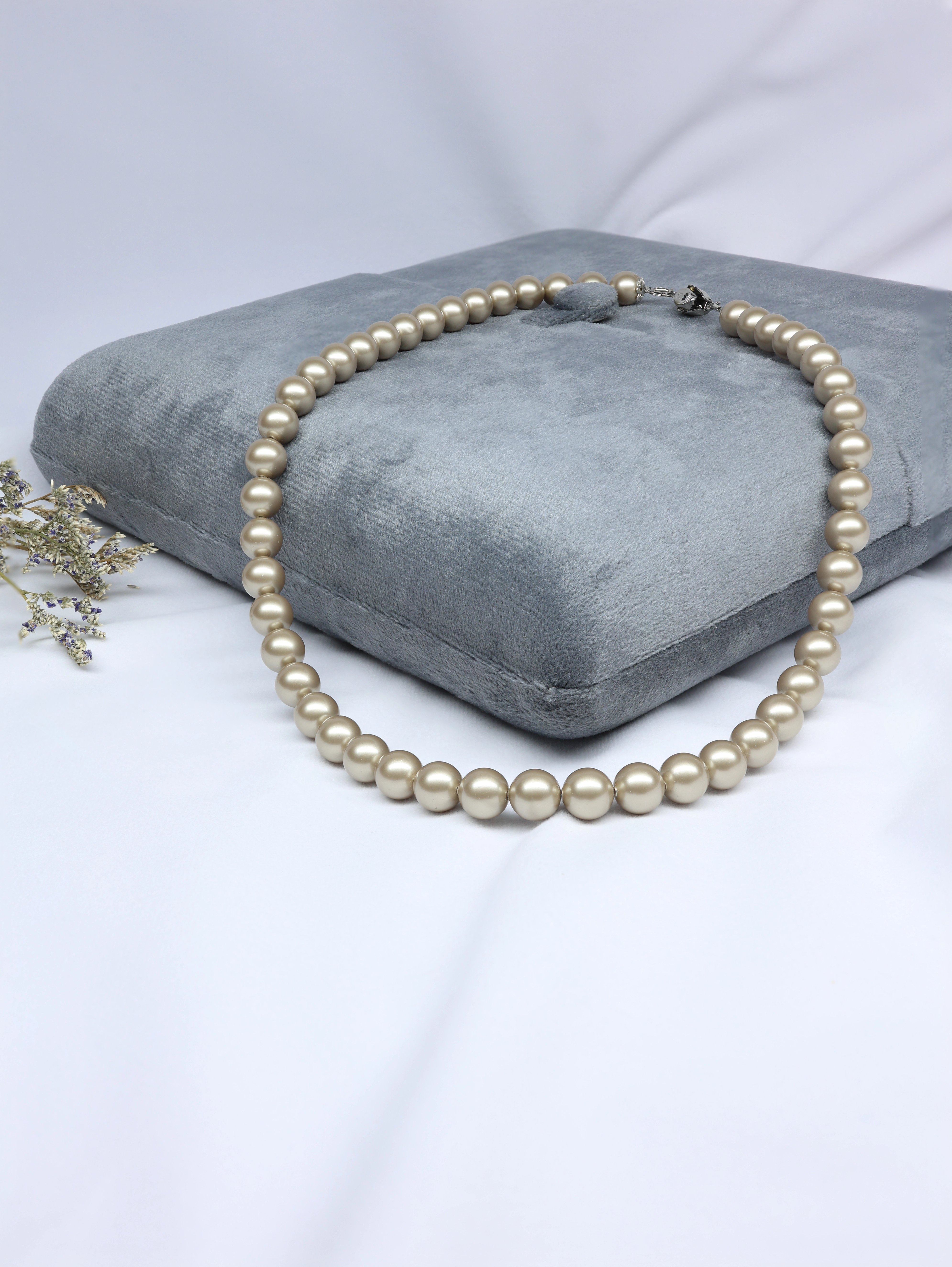 Elegant European Platinum Pearl Necklace