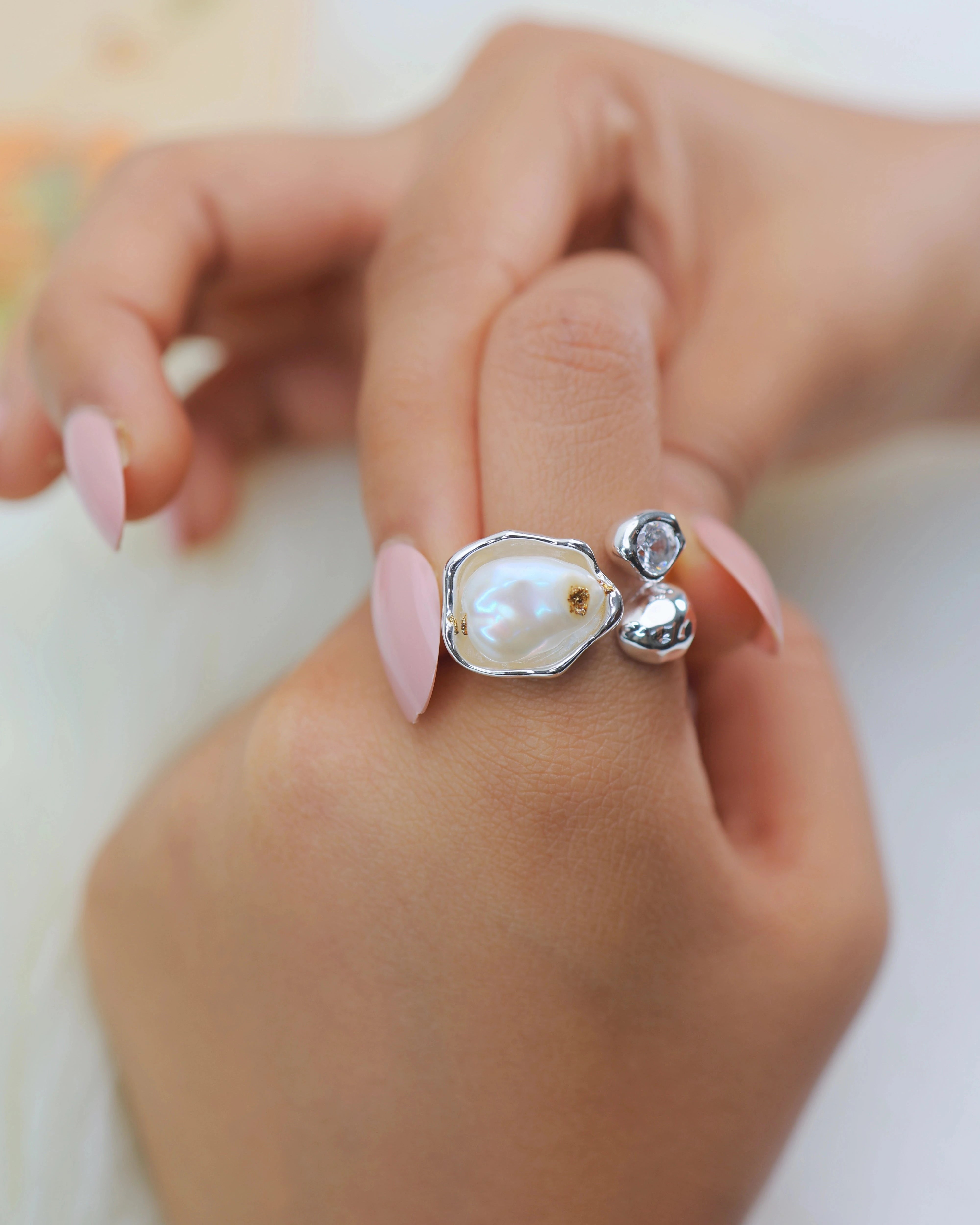 Pearl in Cradle (Silver)