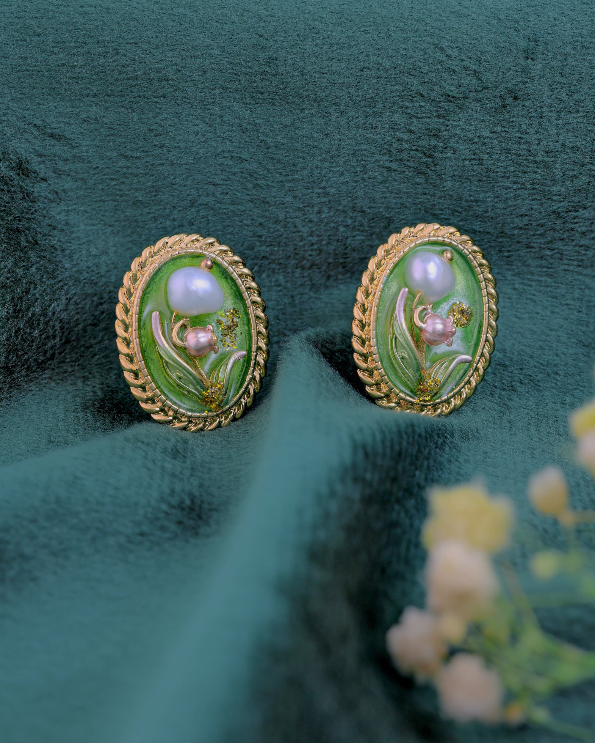 Oval flower Bud (Green) Clip On