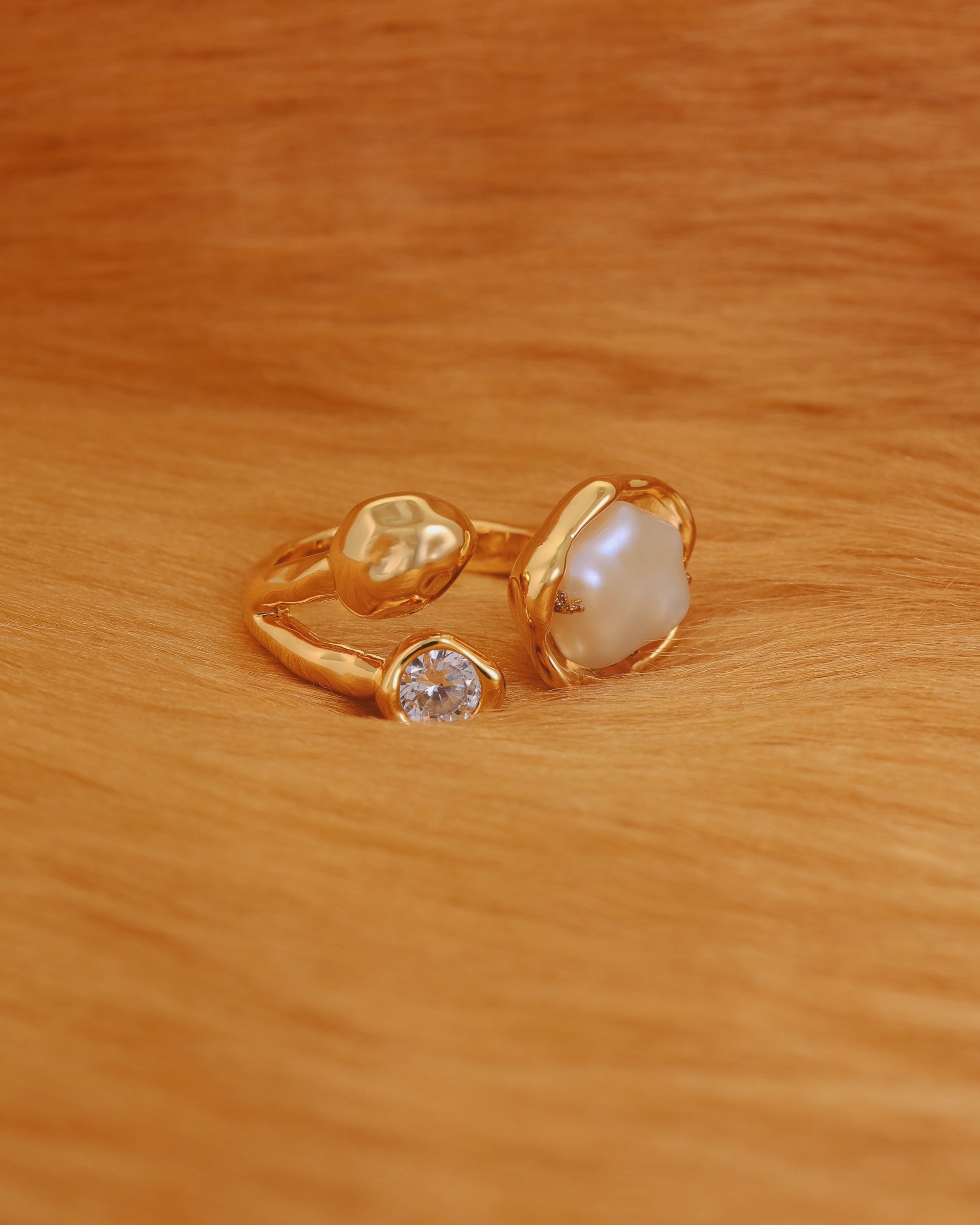 Pearl in Cradle (Gold)