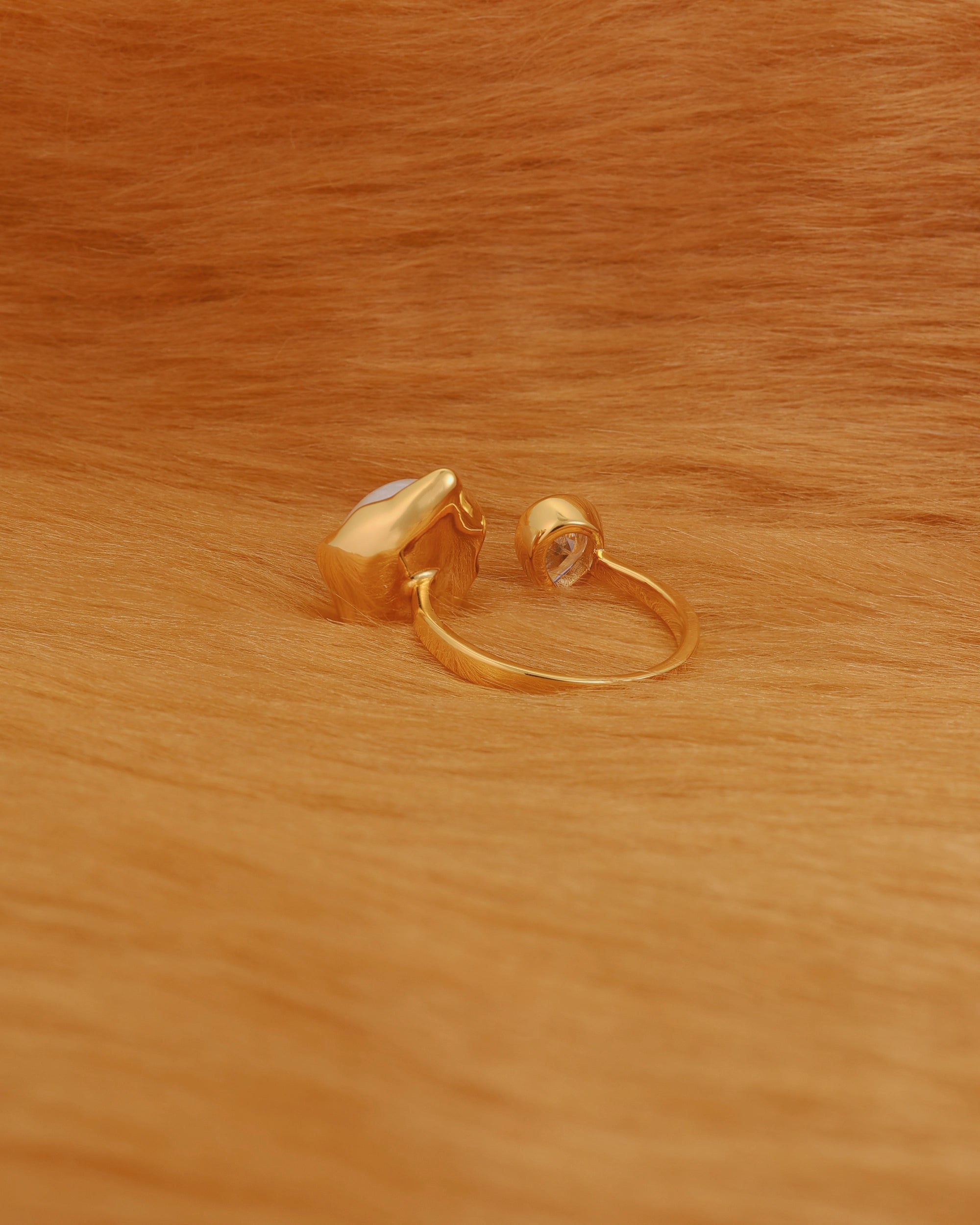 Pearl on Leaf with a Pendeloque (Gold)