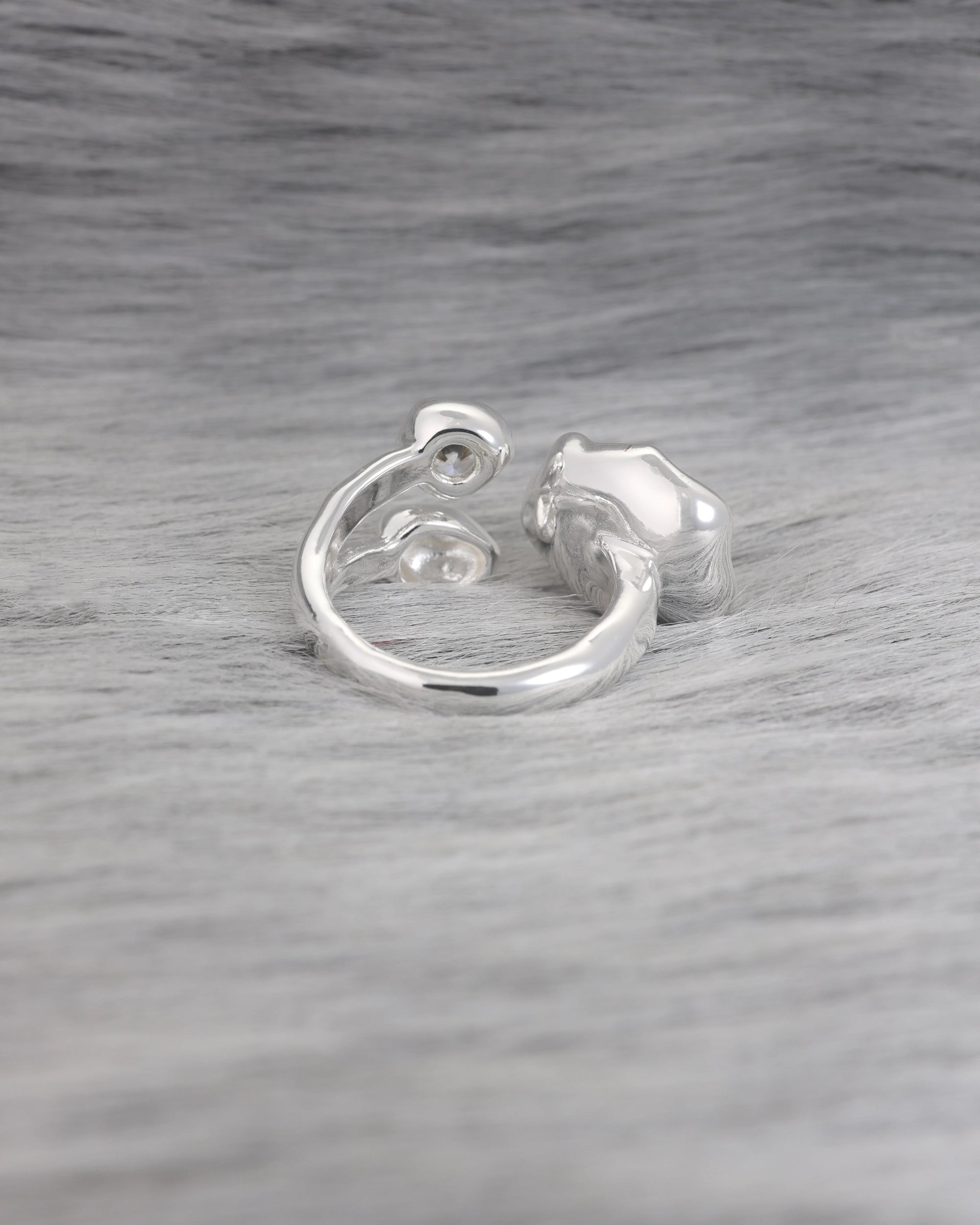 Pearl in Cradle (Silver)