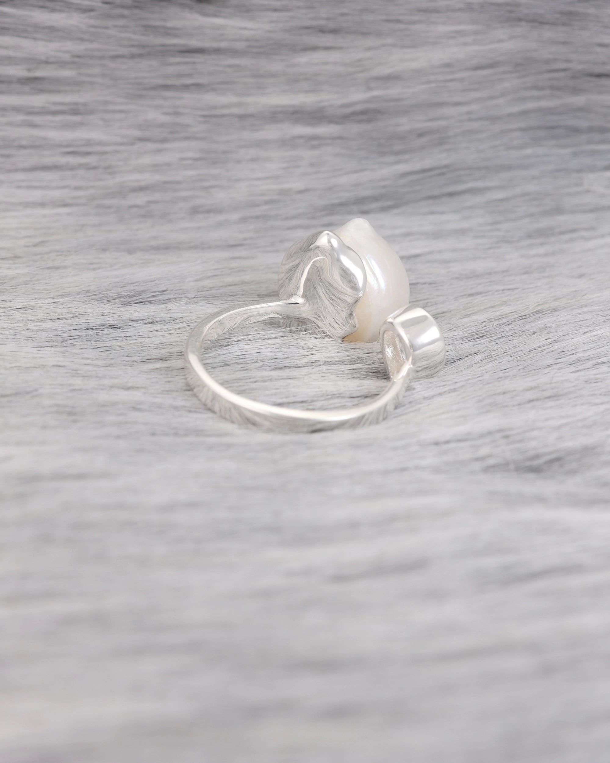 Pearl on Leaf with a Pendeloque (Silver)