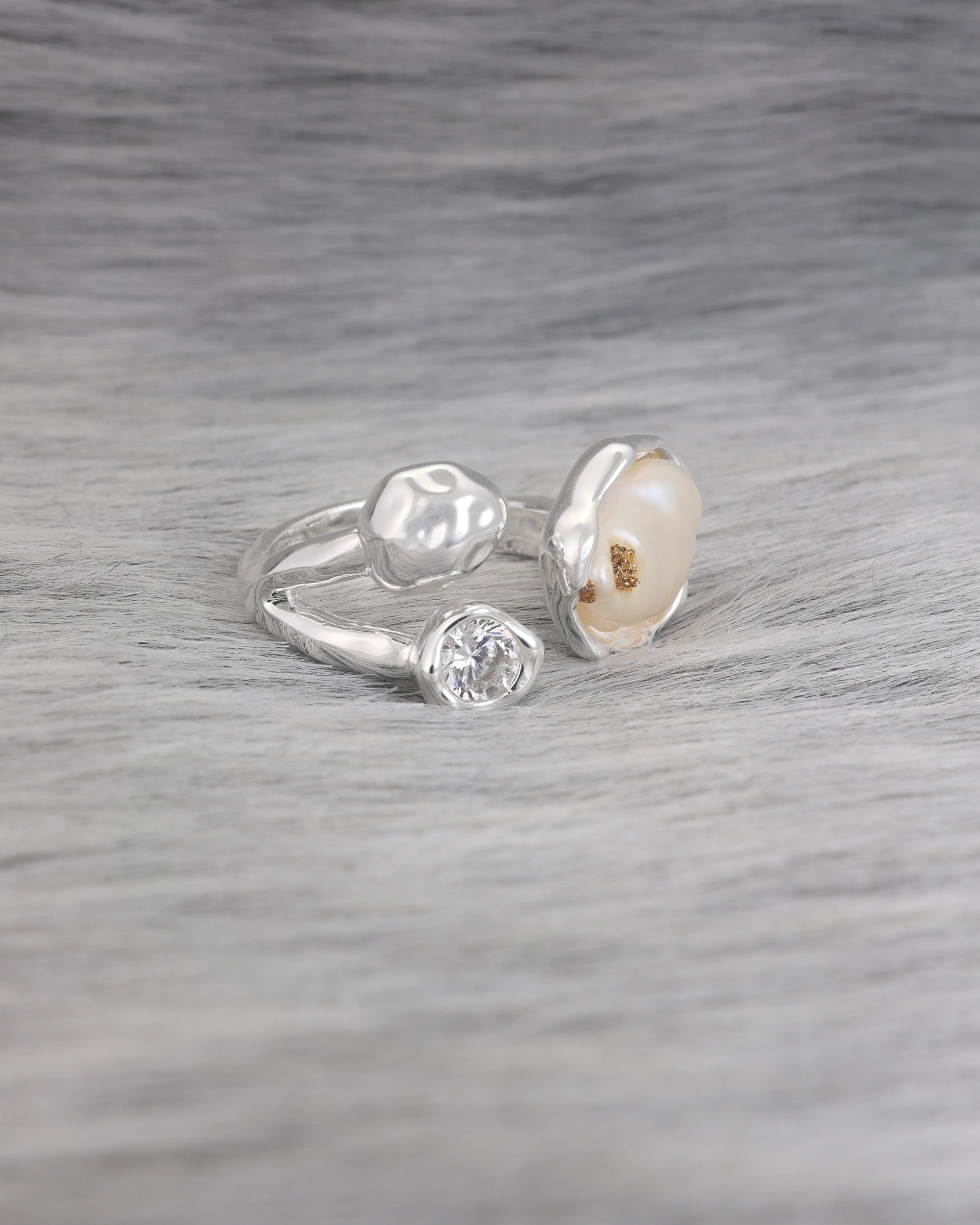 Pearl in Cradle (Silver)