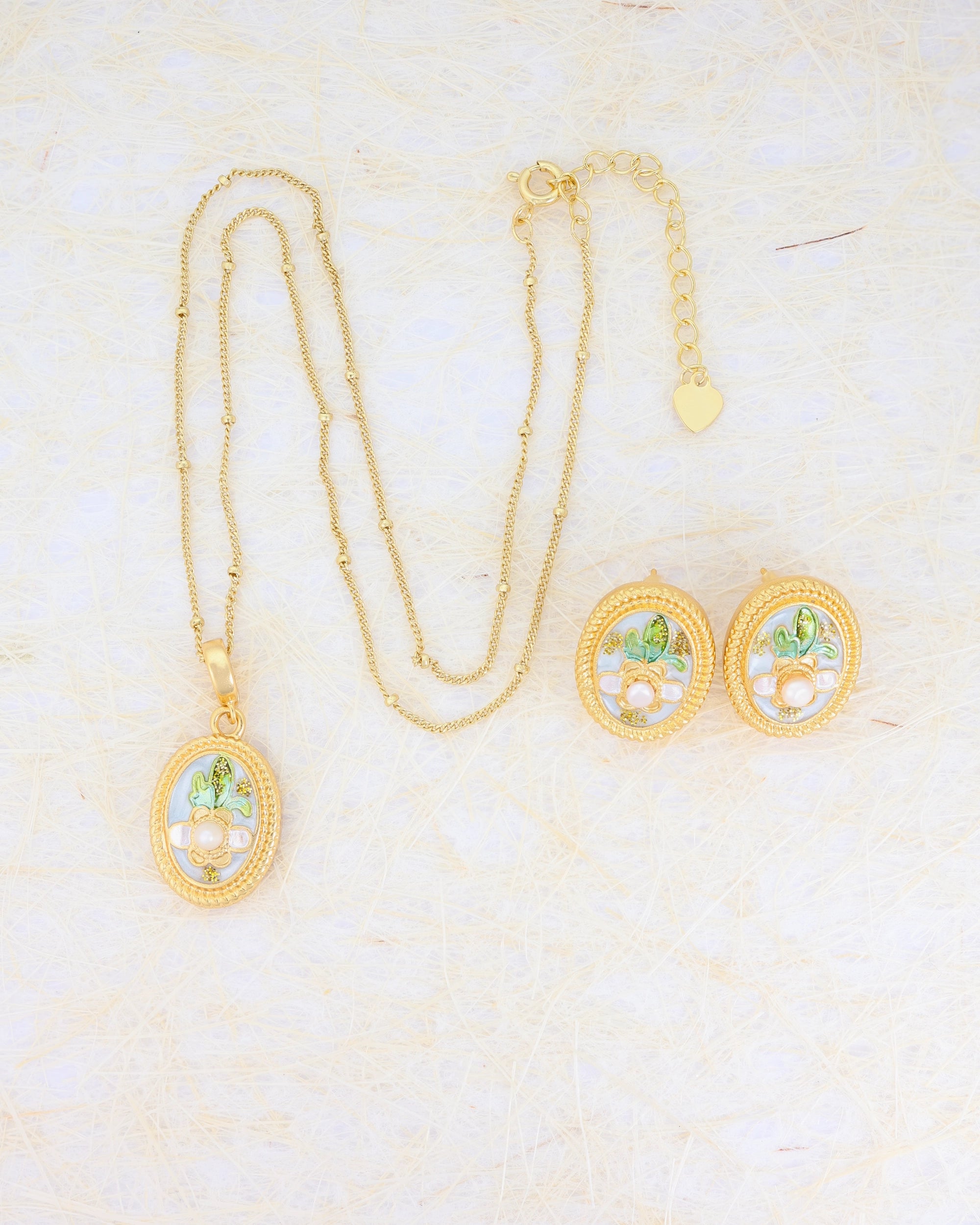 Pearl in Blue Pendant Set with Studs