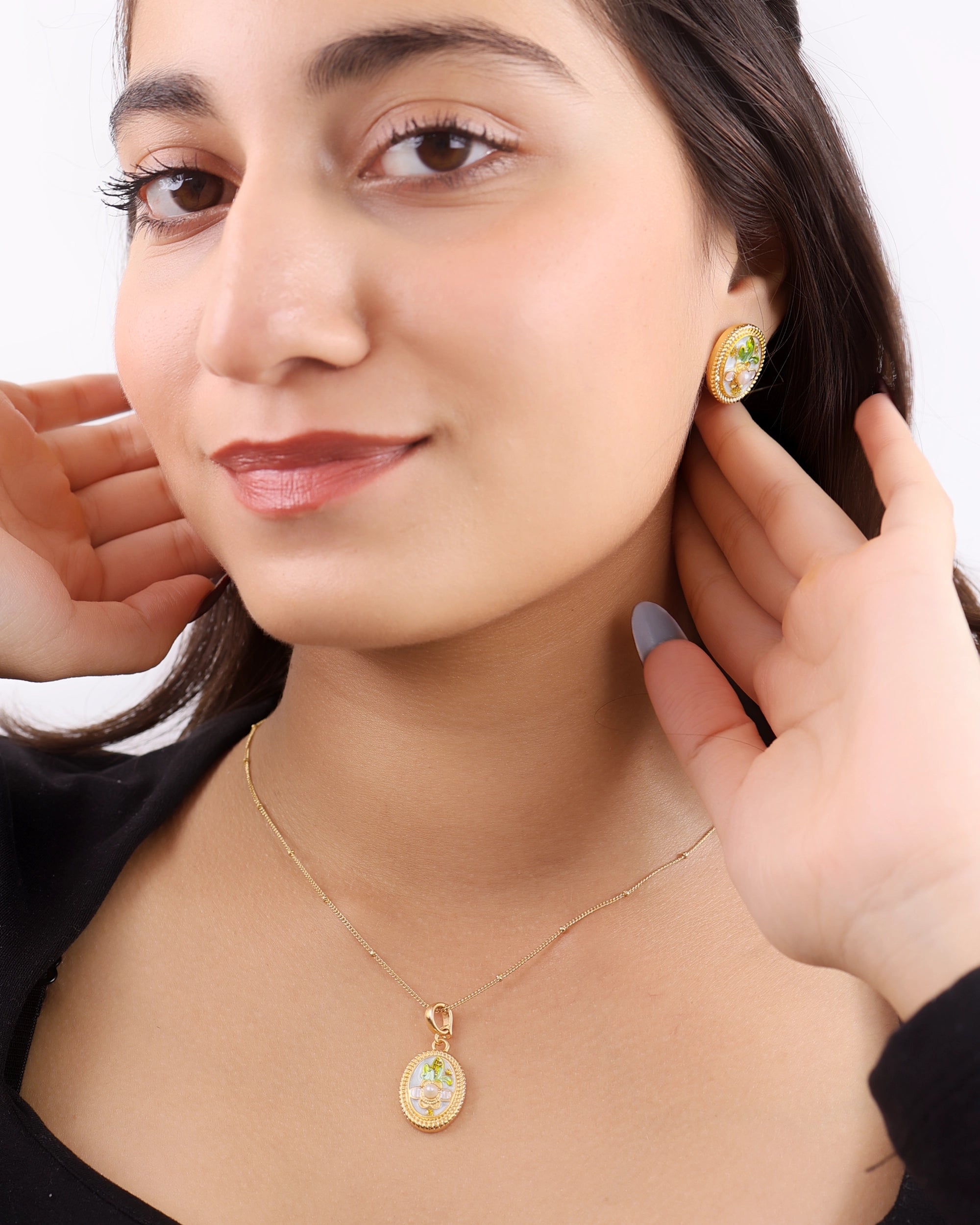 Pearl in Blue Pendant Set with Studs