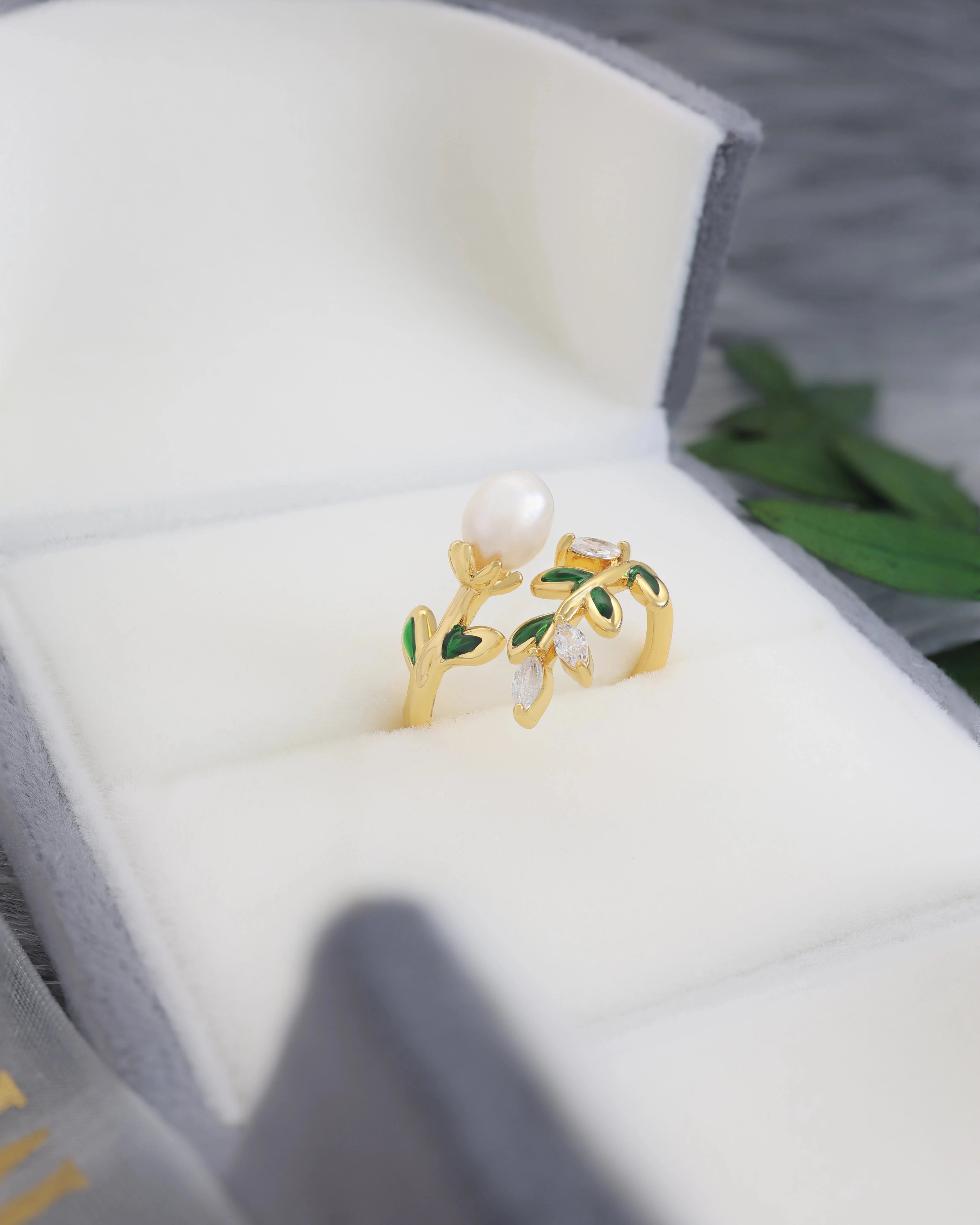 Green Caesar Crown - White Pearl Ring