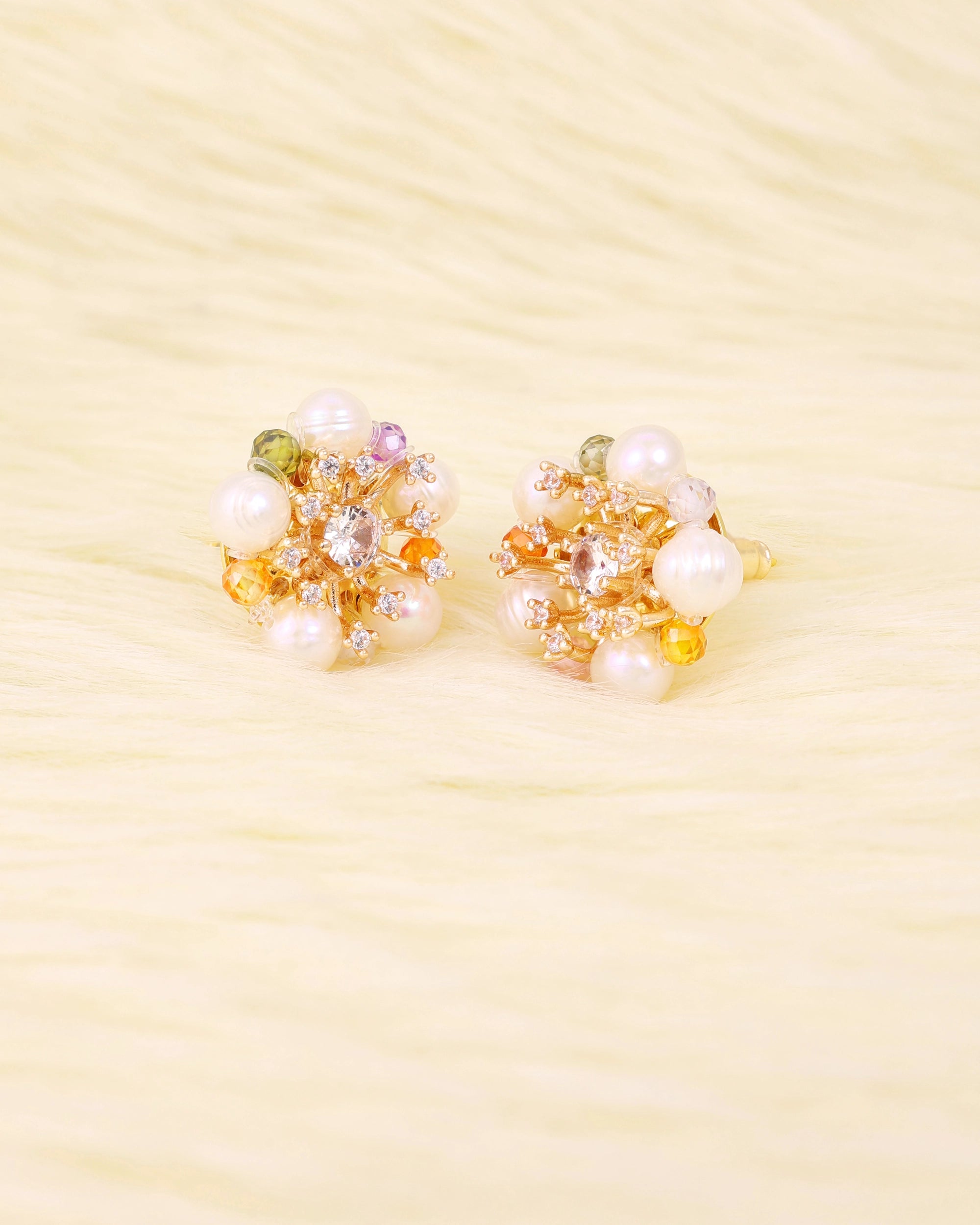 Rhinestone Floral Core Woven Natural Pearl Ear Studs