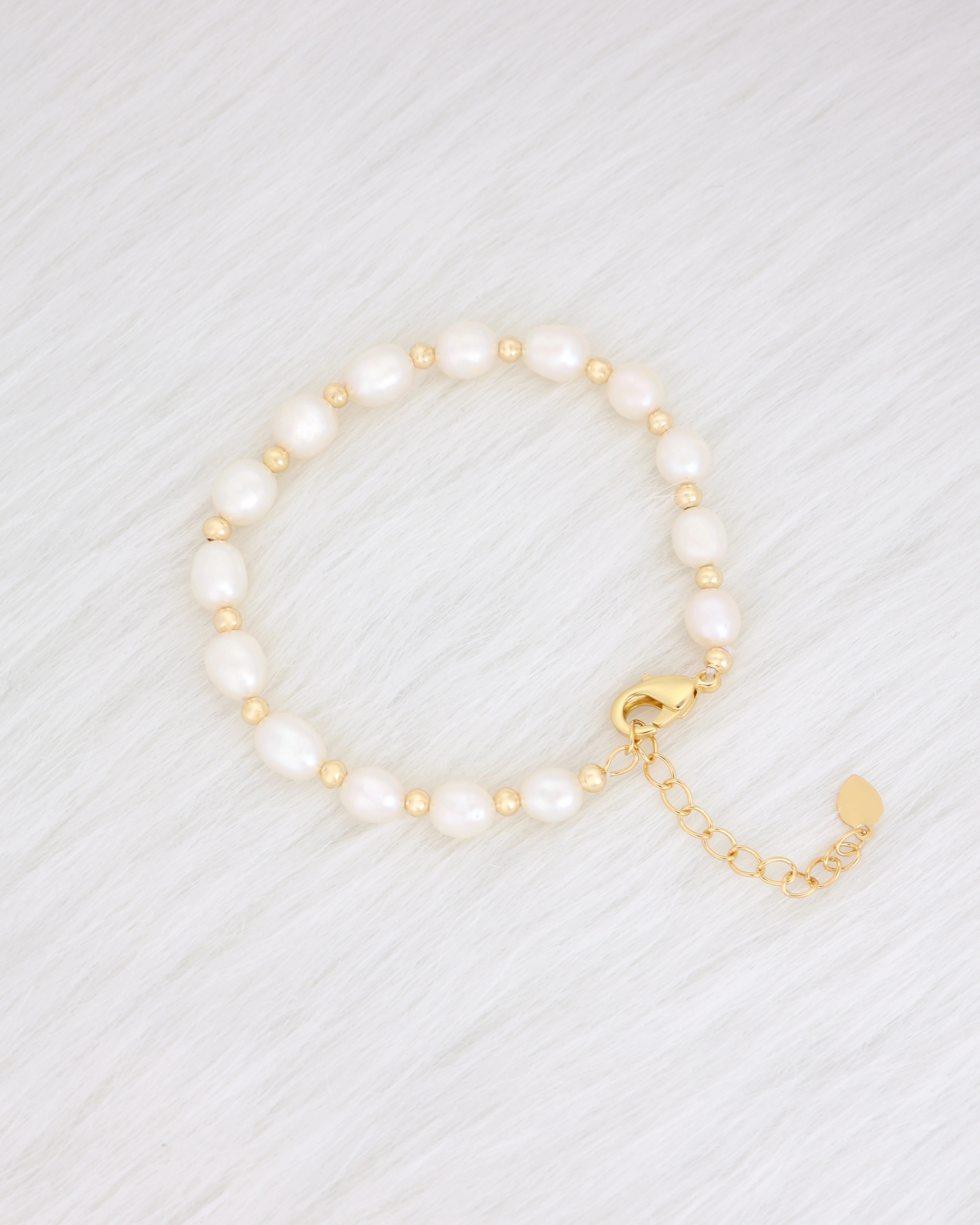 White Pearl in Gold bracelet