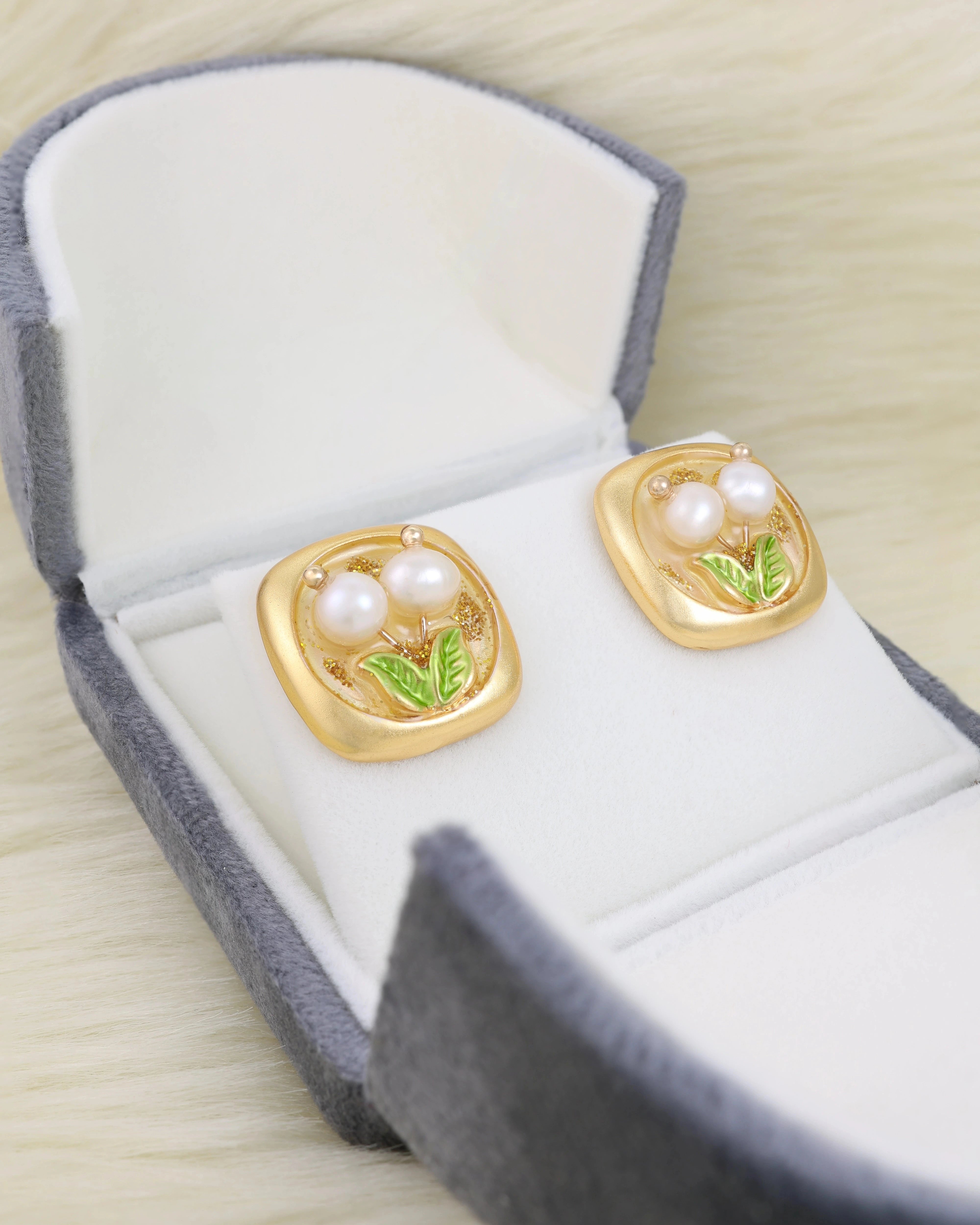 Daffodil Pearl Ear Studs