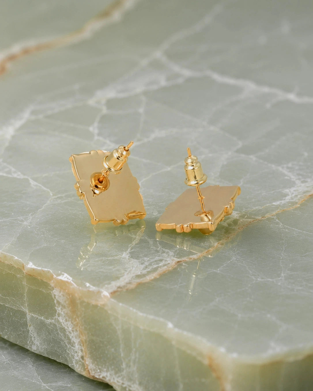 Bloom Portrait Pearl Ear Studs- Burgandy