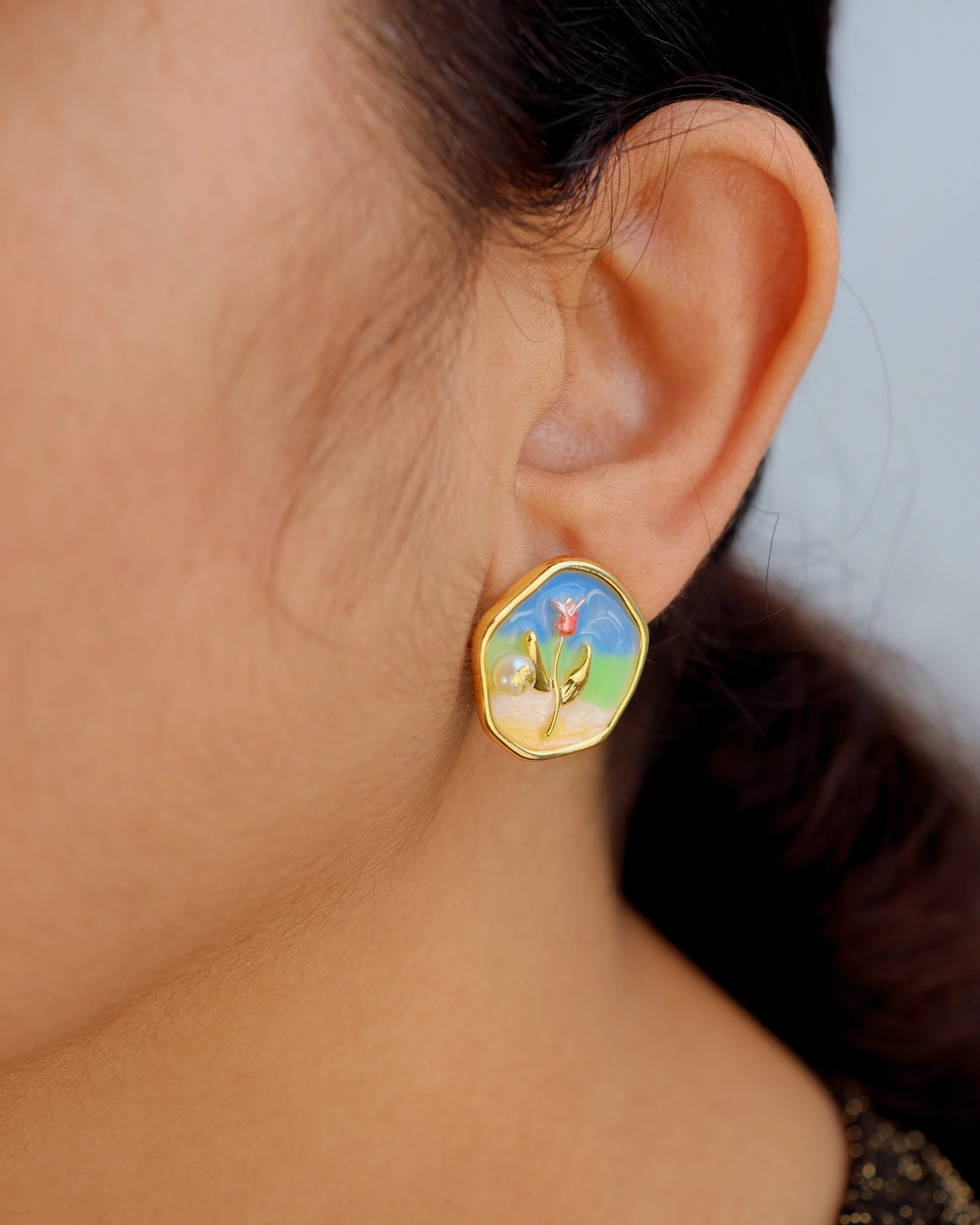 Flower on a Beach Pearl Ear Stud
