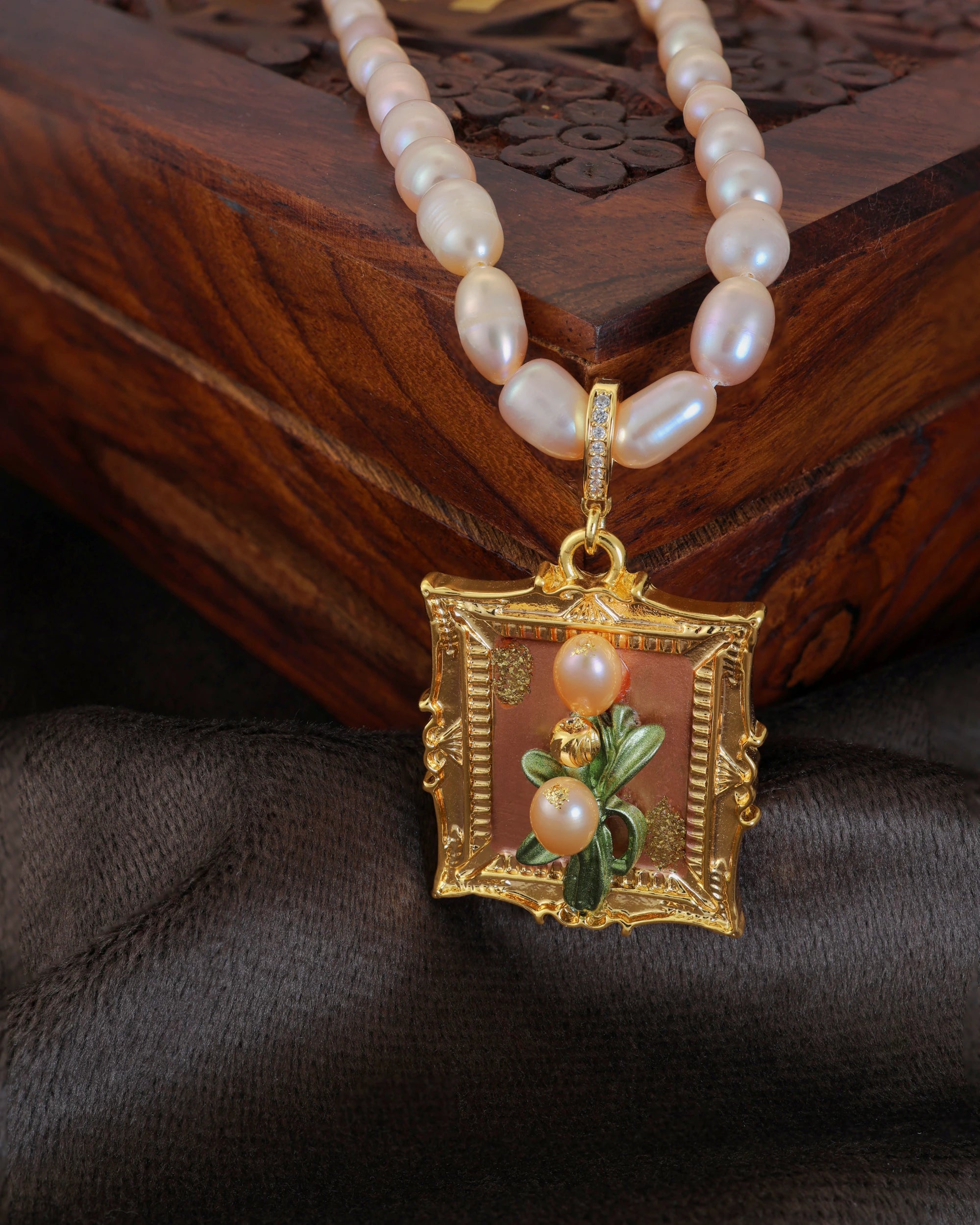 Grandeur Monet Freshwater Pearl Necklace and Pendant