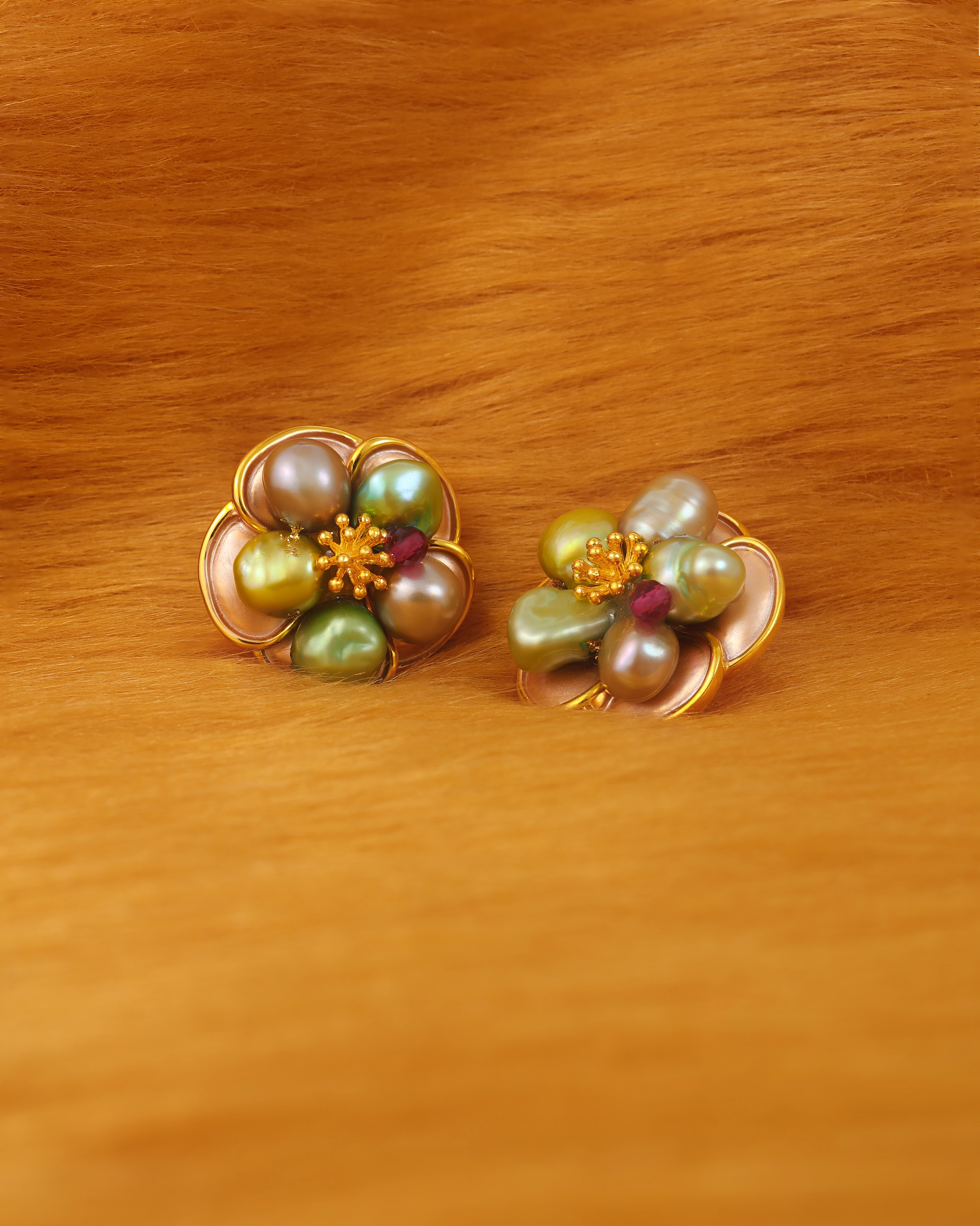 Pair of floral earrings with pearls on golden fur