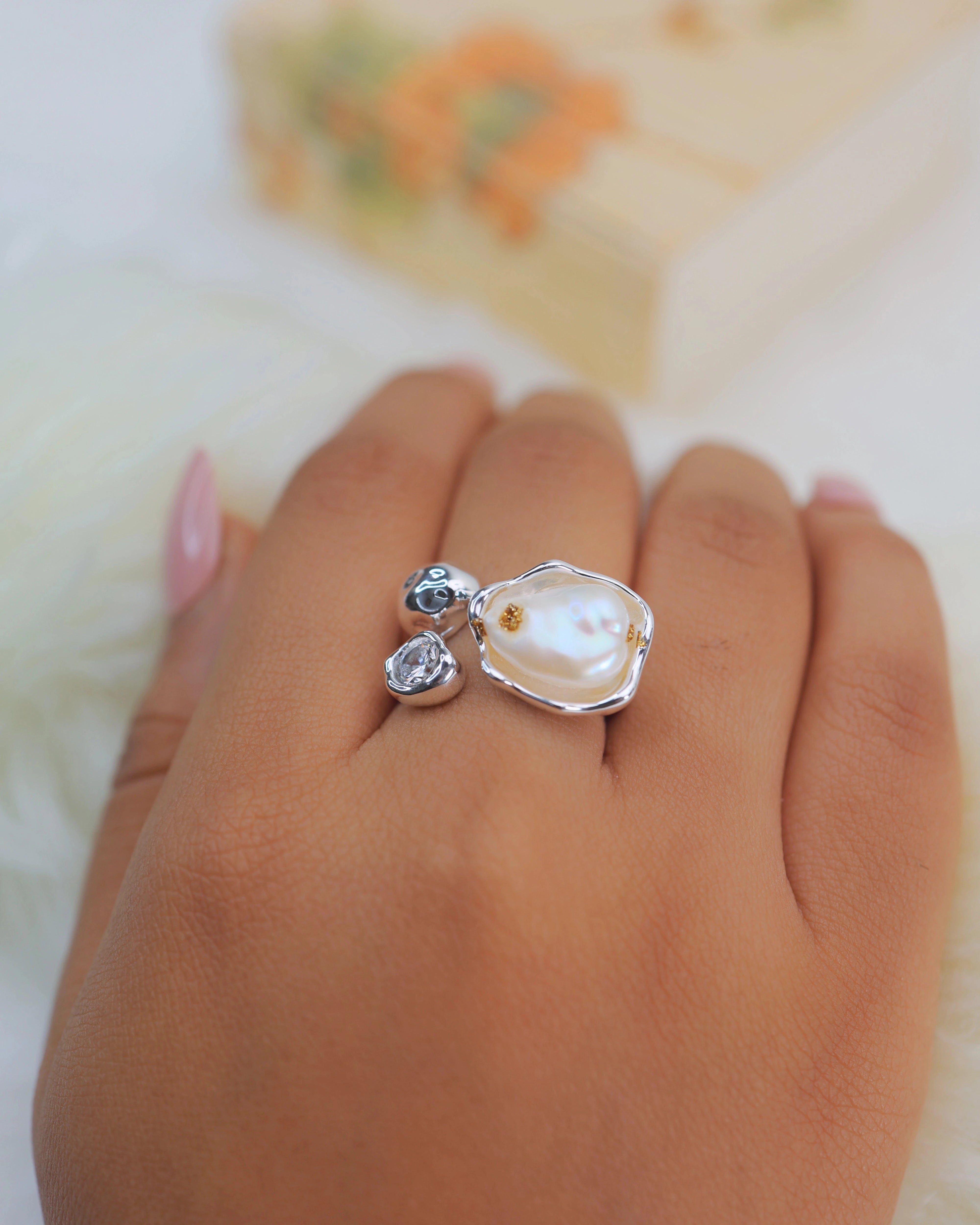 Pearl in Cradle (Silver)