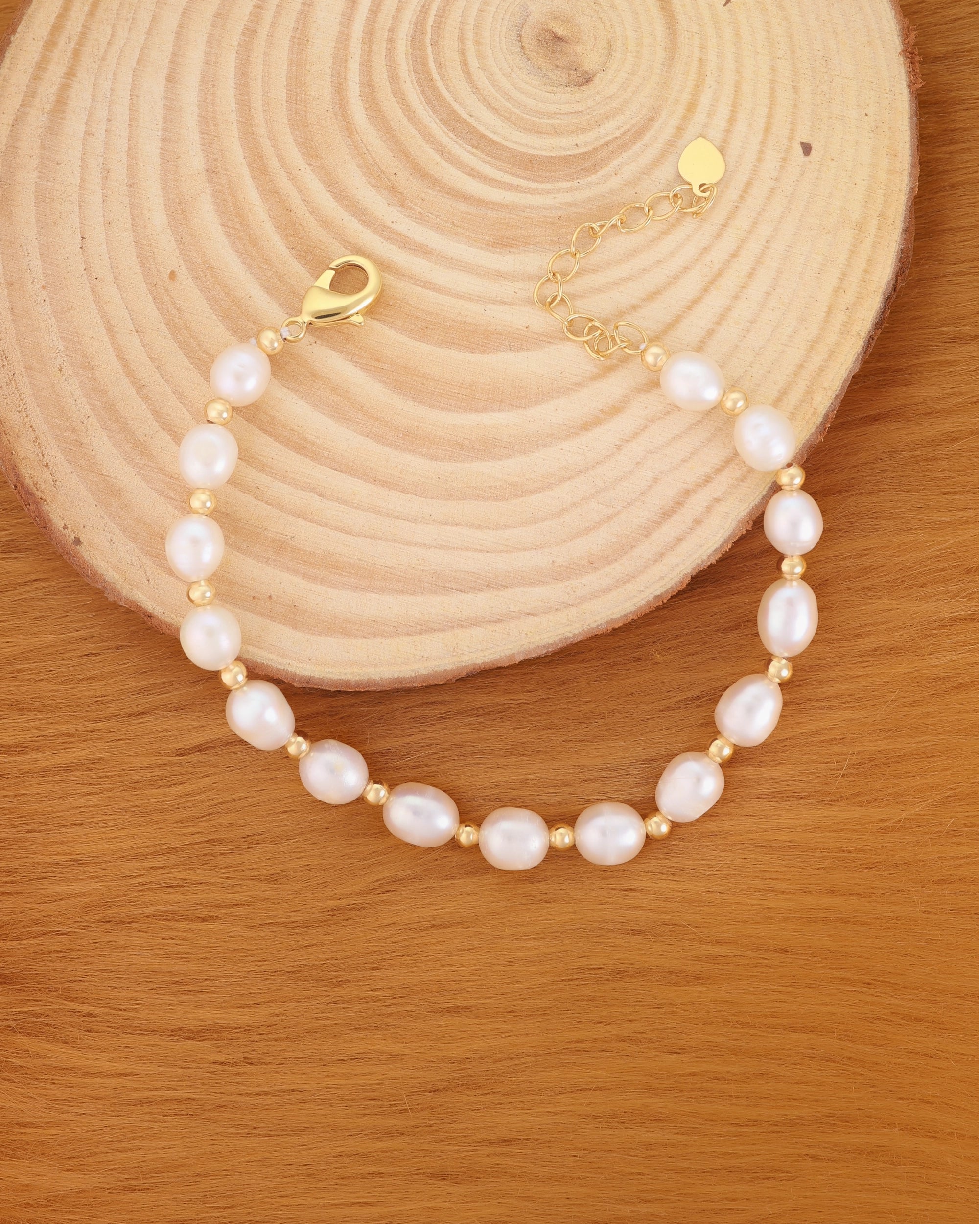 White Pearl in Gold bracelet