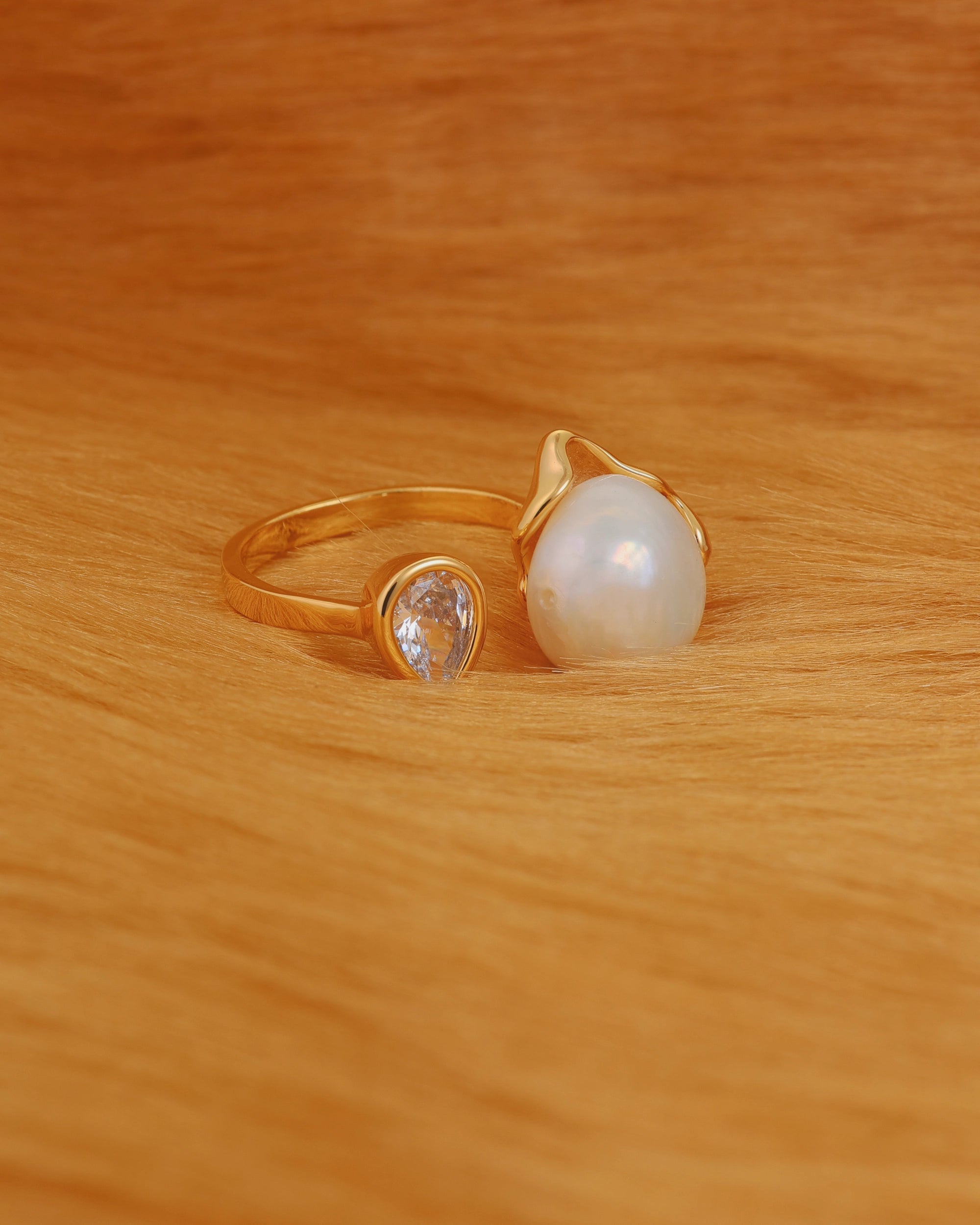 Pearl on Leaf with a Pendeloque (Gold)