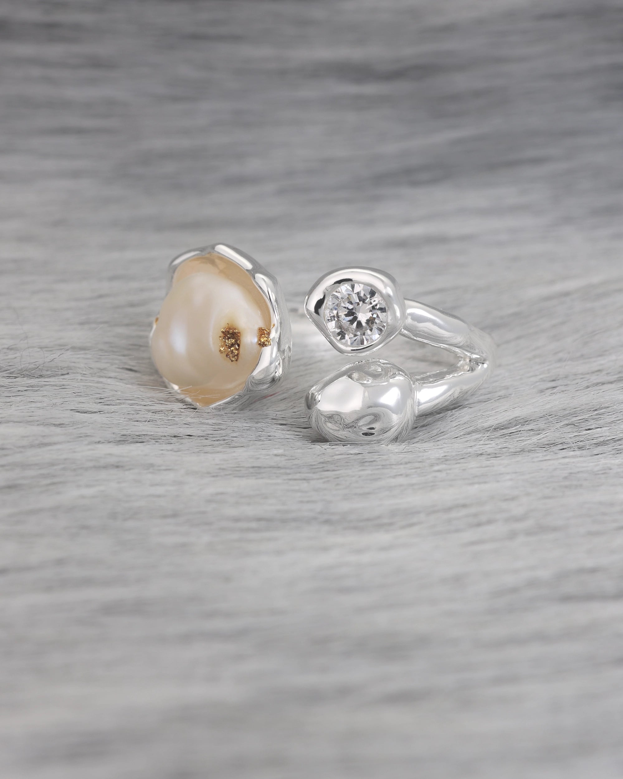 Pearl in Cradle (Silver)