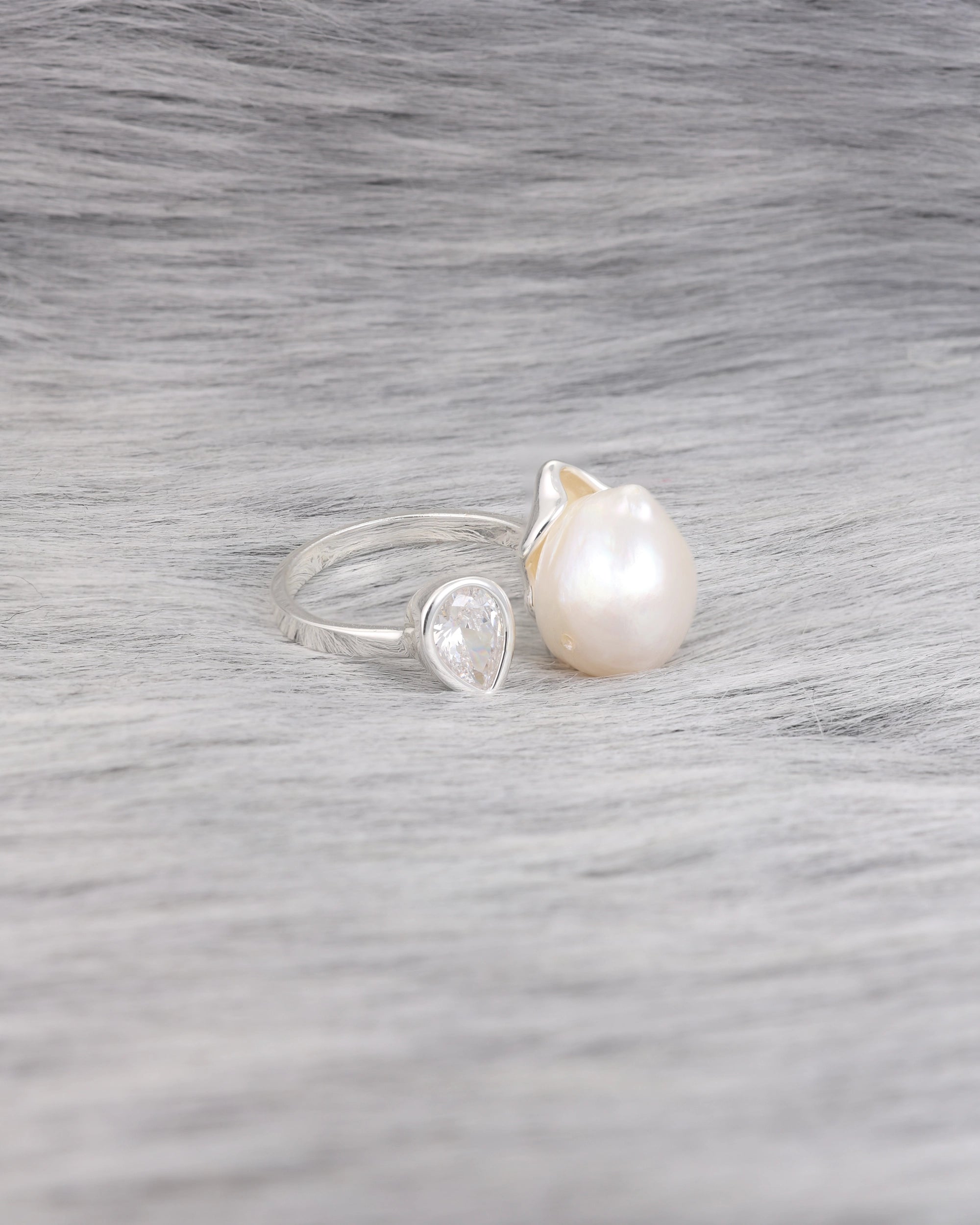 Pearl on Leaf with a Pendeloque (Silver)