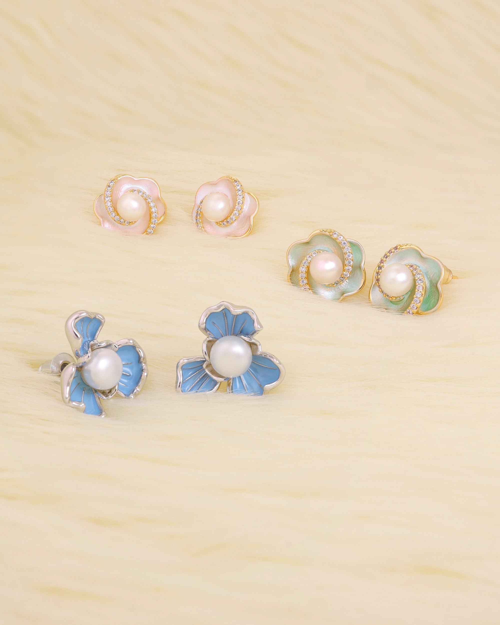 Exquisite Pearl Earstuds Gift Pack hover
