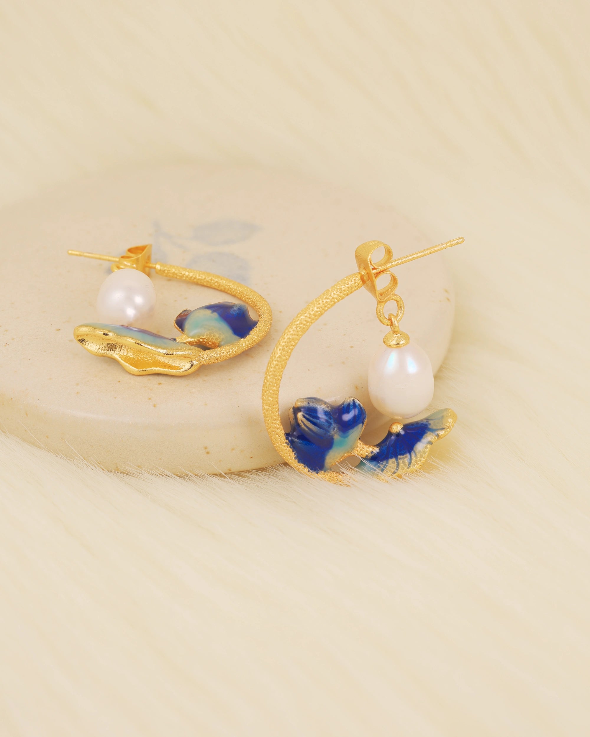 Pearl in Ocean Waves Dangle