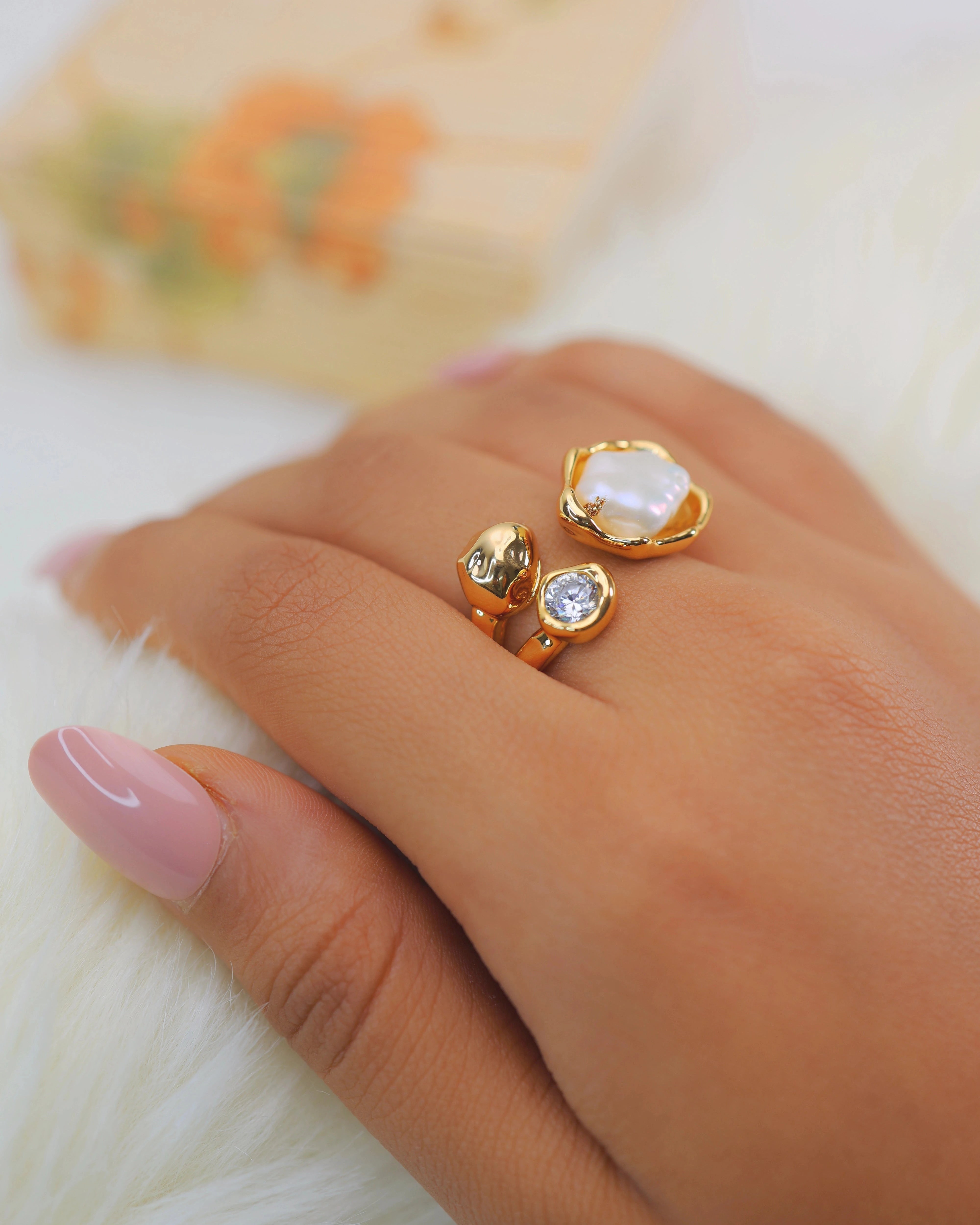 Pearl in Cradle (Gold)
